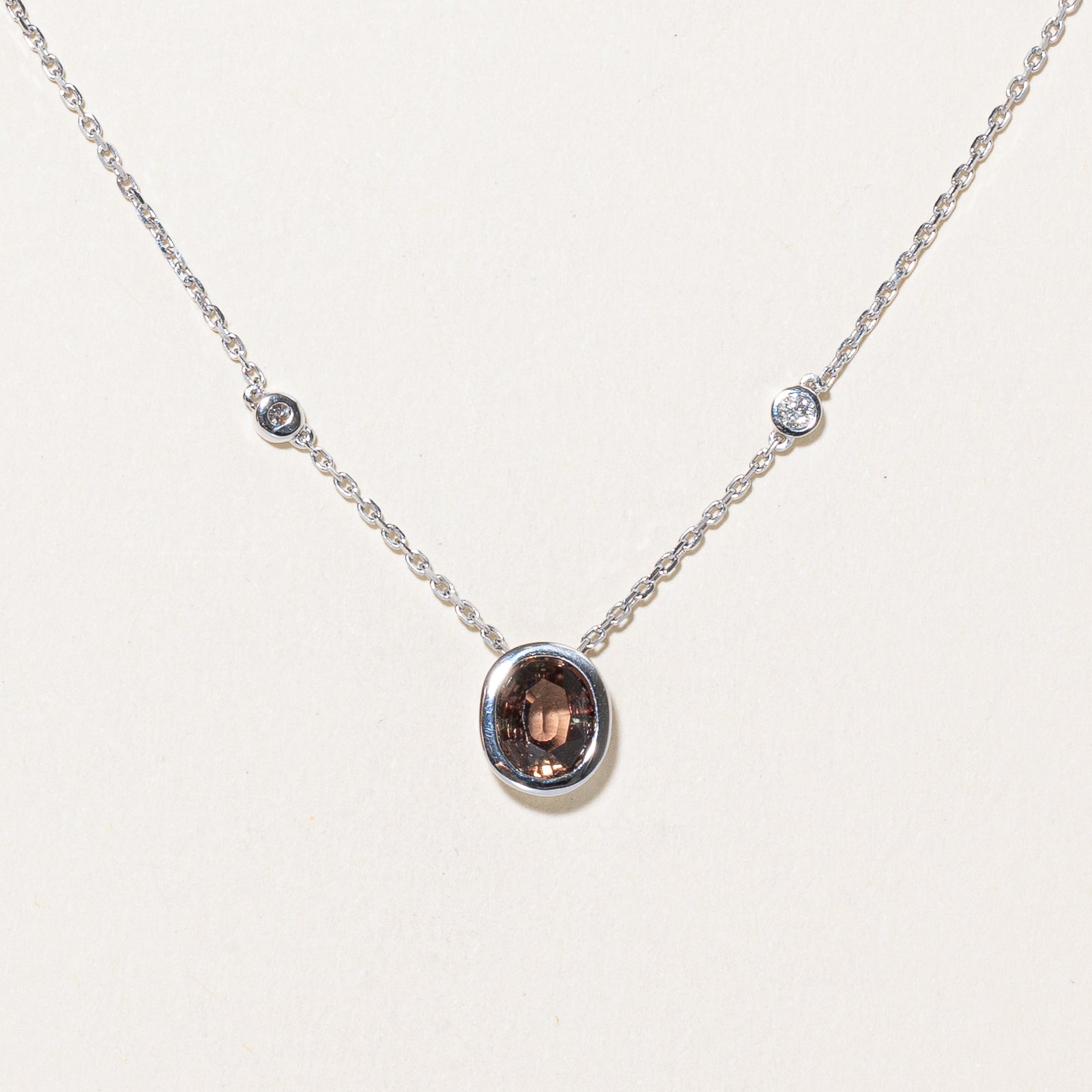 Collier en saphir brun rosé et diamants certifié GIA | 1,42 ct, 0,06 ct au total | 40,6 cm