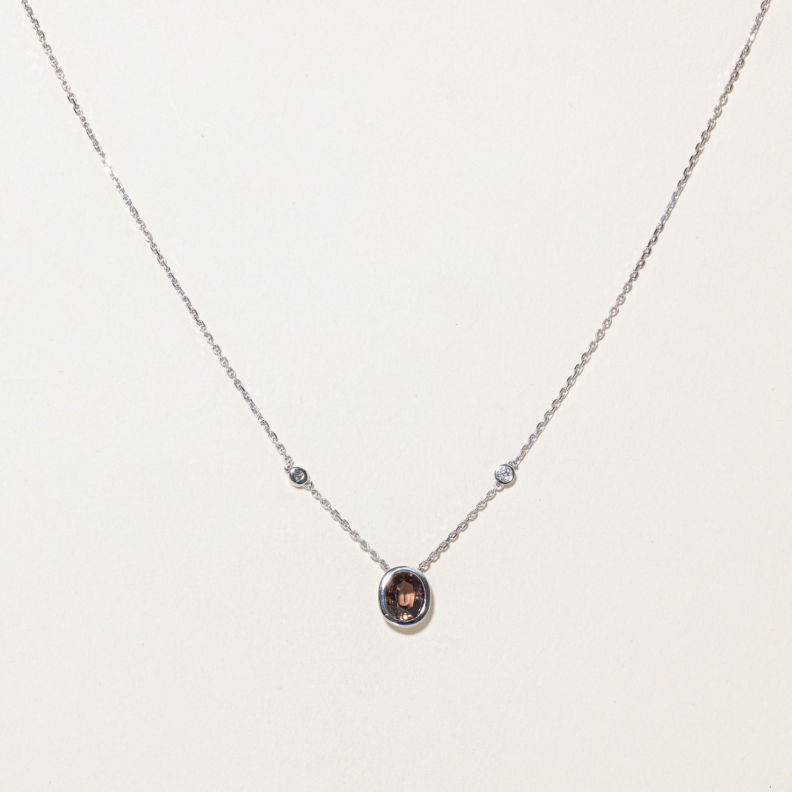 Collier en saphir brun rosé et diamants certifié GIA | 1,42 ct, 0,06 ct au total | 40,6 cm