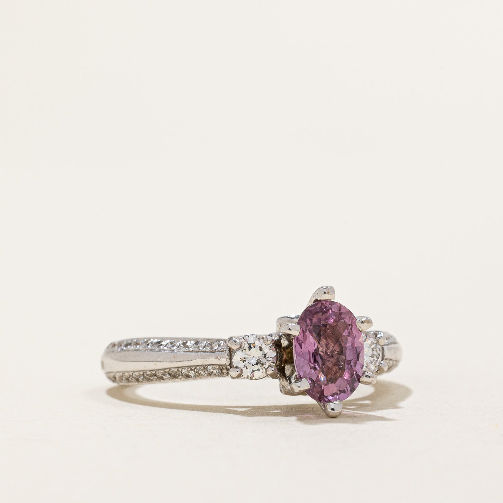 Bague de fiançailles en saphir Padparadscha non chauffé et diamants | 0,93 ct, 0,74 ct au total | Taille 6,75