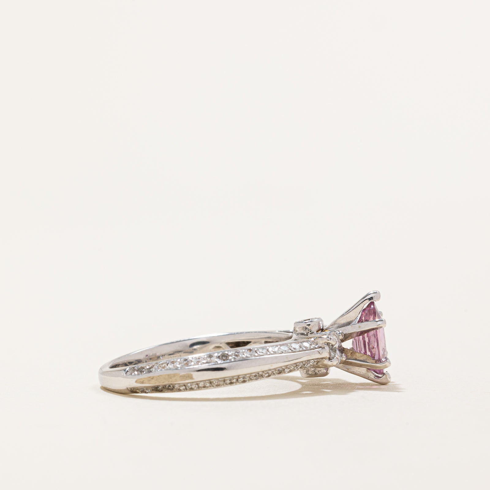 Bague de fiançailles en saphir Padparadscha non chauffé et diamants | 0,93 ct, 0,74 ct au total | Taille 6,75
