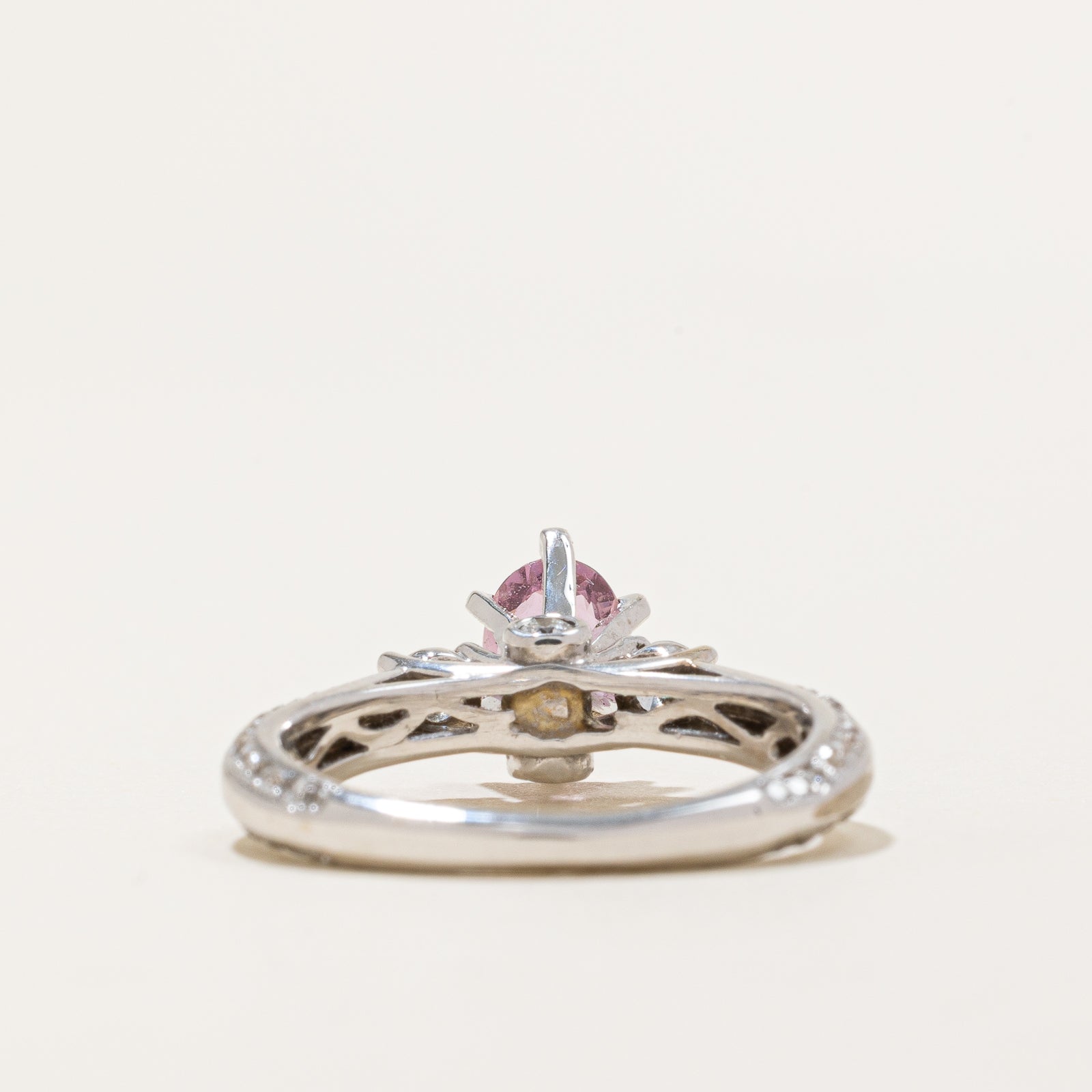 Bague de fiançailles en saphir Padparadscha non chauffé et diamants | 0,93 ct, 0,74 ct au total | Taille 6,75