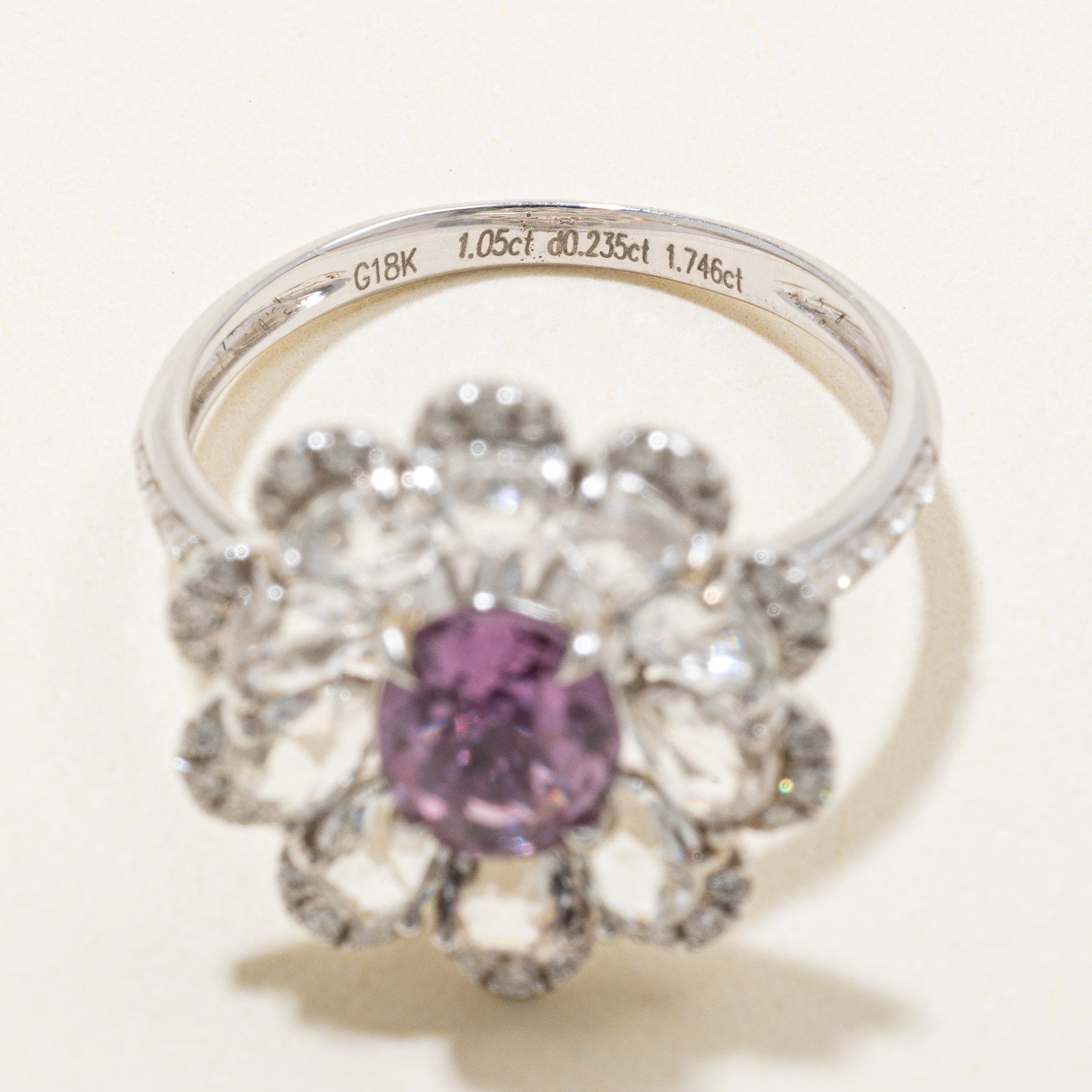 Bague en saphir violet non chauffé, topaze incolore et diamants | Saphir 1,05 ct | Topaze 1,746 ct | Diamants 0,235 ct | Taille 6,25