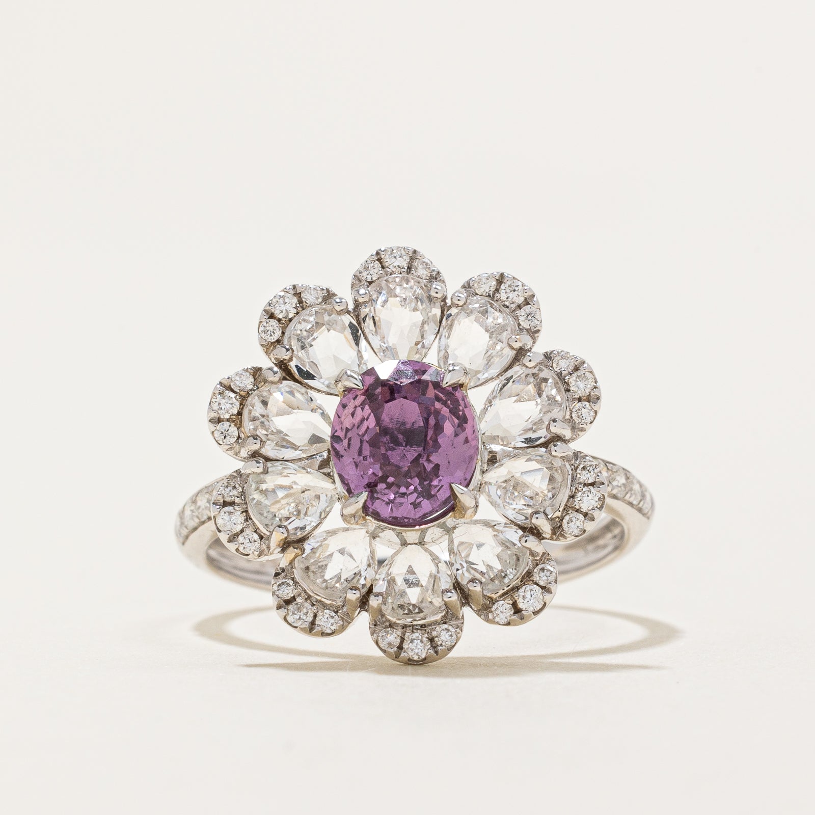 Bague en saphir violet non chauffé, topaze incolore et diamants | Saphir 1,05 ct | Topaze 1,746 ct | Diamants 0,235 ct | Taille 6,25