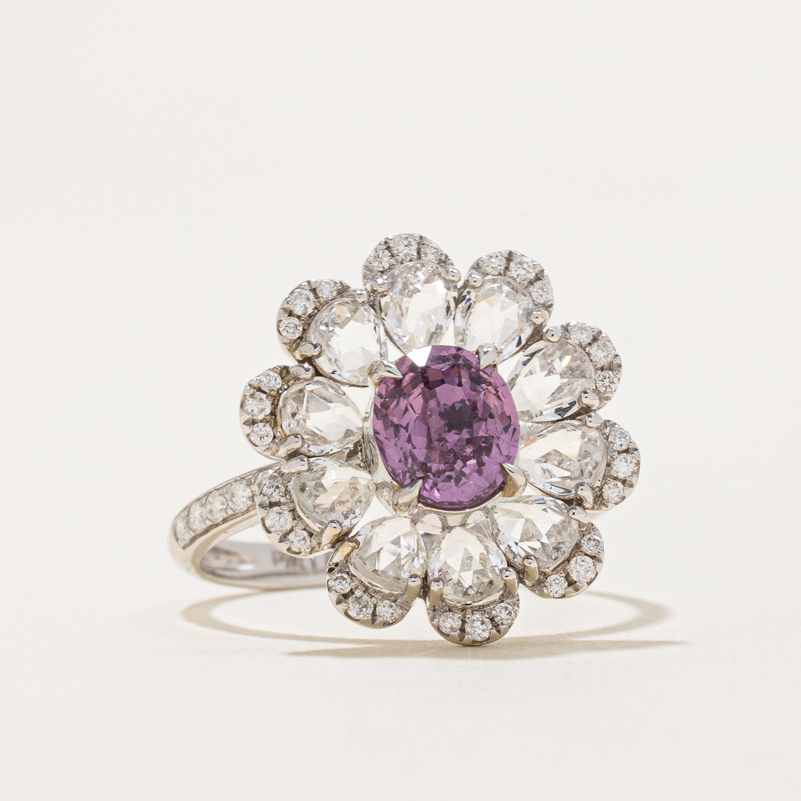 Bague en saphir violet non chauffé, topaze incolore et diamants | Saphir 1,05 ct | Topaze 1,746 ct | Diamants 0,235 ct | Taille 6,25