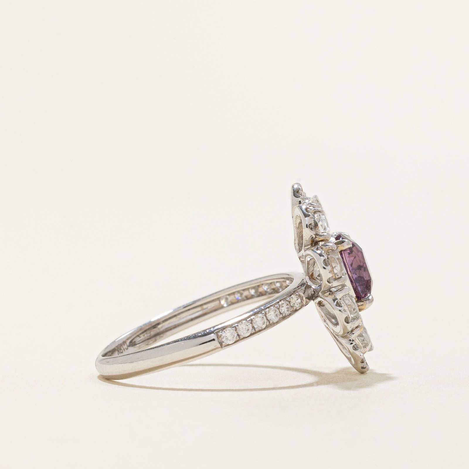 Bague en saphir violet non chauffé, topaze incolore et diamants | Saphir 1,05 ct | Topaze 1,746 ct | Diamants 0,235 ct | Taille 6,25