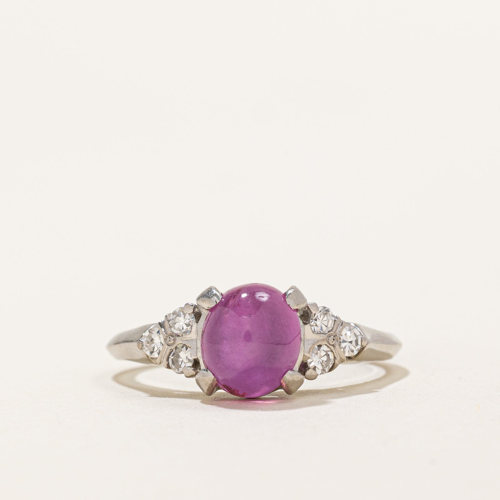 Bague de fiançailles en saphir rose étoilé non chauffé et diamants | 2,21 ct, 0,18 ct au total | Taille 6,25