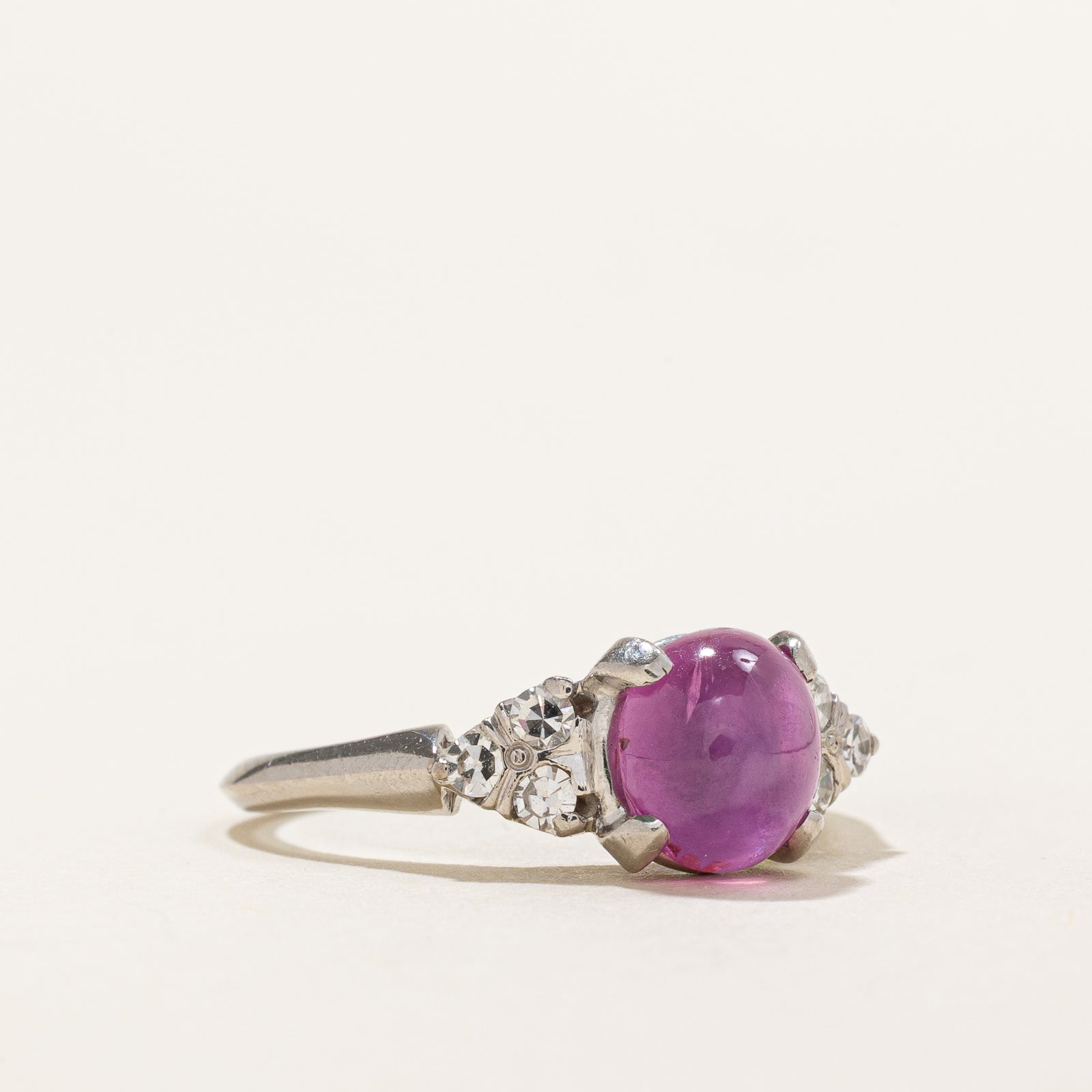 Bague de fiançailles en saphir rose étoilé non chauffé et diamants | 2,21 ct, 0,18 ct au total | Taille 6,25