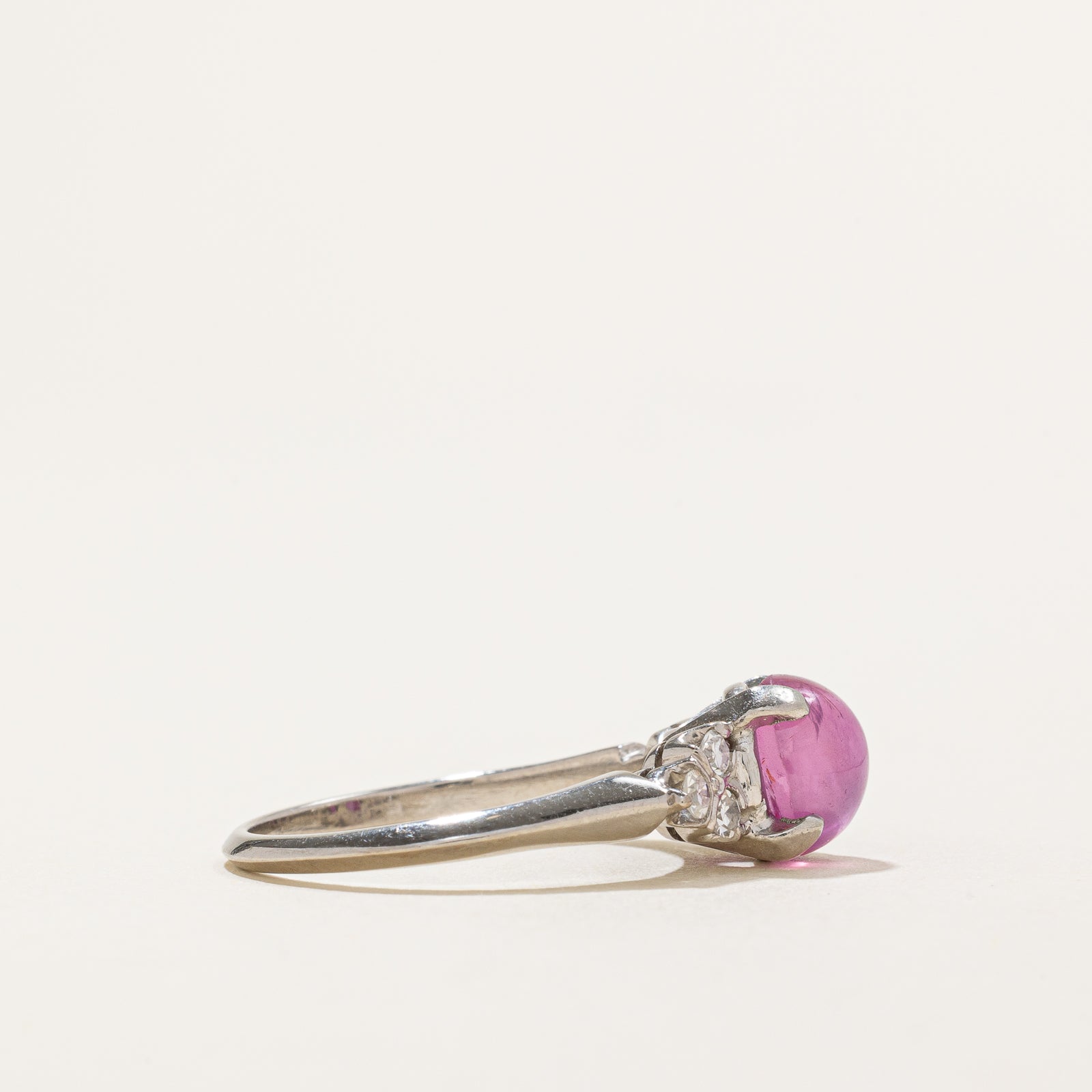 Bague de fiançailles en saphir rose étoilé non chauffé et diamants | 2,21 ct, 0,18 ct au total | Taille 6,25