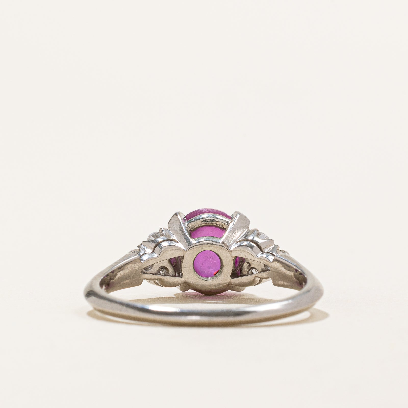 Bague de fiançailles en saphir rose étoilé non chauffé et diamants | 2,21 ct, 0,18 ct au total | Taille 6,25
