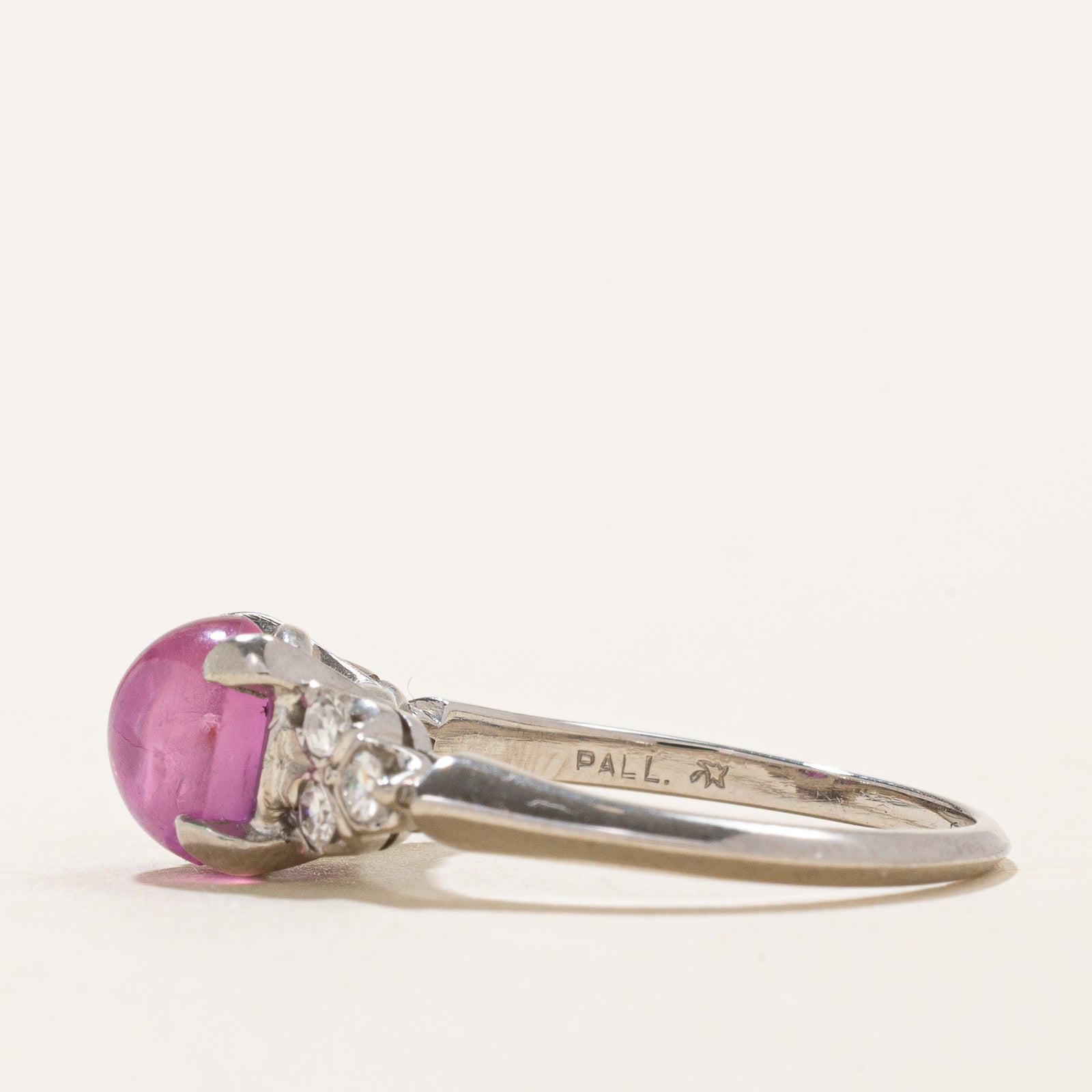 Bague de fiançailles en saphir rose étoilé non chauffé et diamants | 2,21 ct, 0,18 ct au total | Taille 6,25