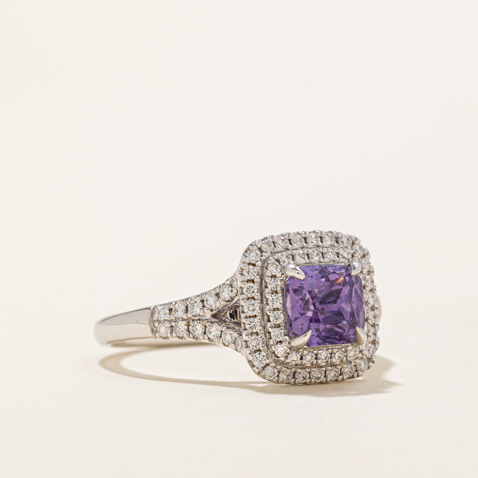 Bague halo en saphir violet non chauffé et diamants | 1,01 ct | 0,34 ct au total | Taille 6,25