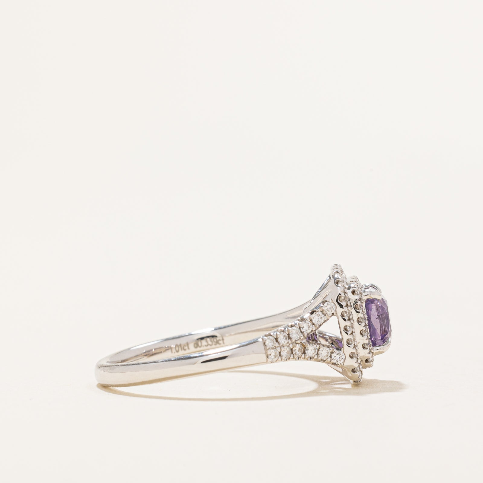 Bague halo en saphir violet non chauffé et diamants | 1,01 ct | 0,34 ct au total | Taille 6,25