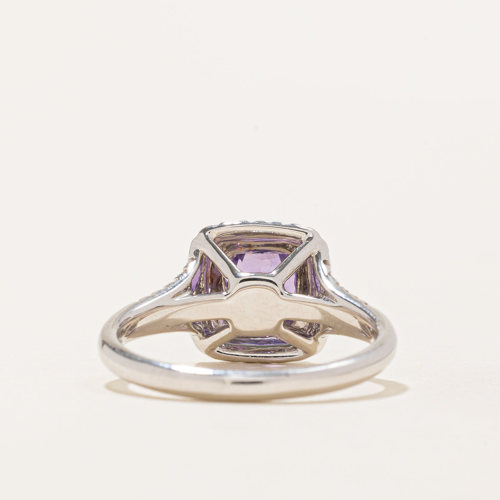 Bague halo en saphir violet non chauffé et diamants | 1,01 ct | 0,34 ct au total | Taille 6,25