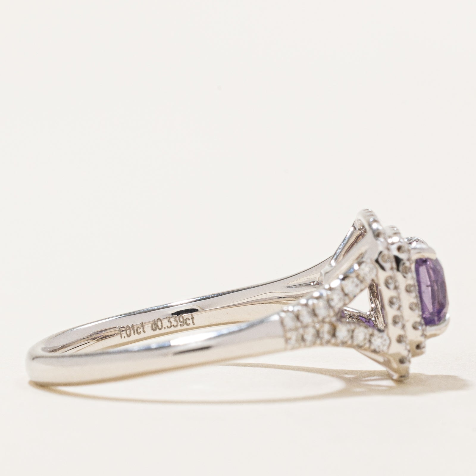Bague halo en saphir violet non chauffé et diamants | 1,01 ct | 0,34 ct au total | Taille 6,25