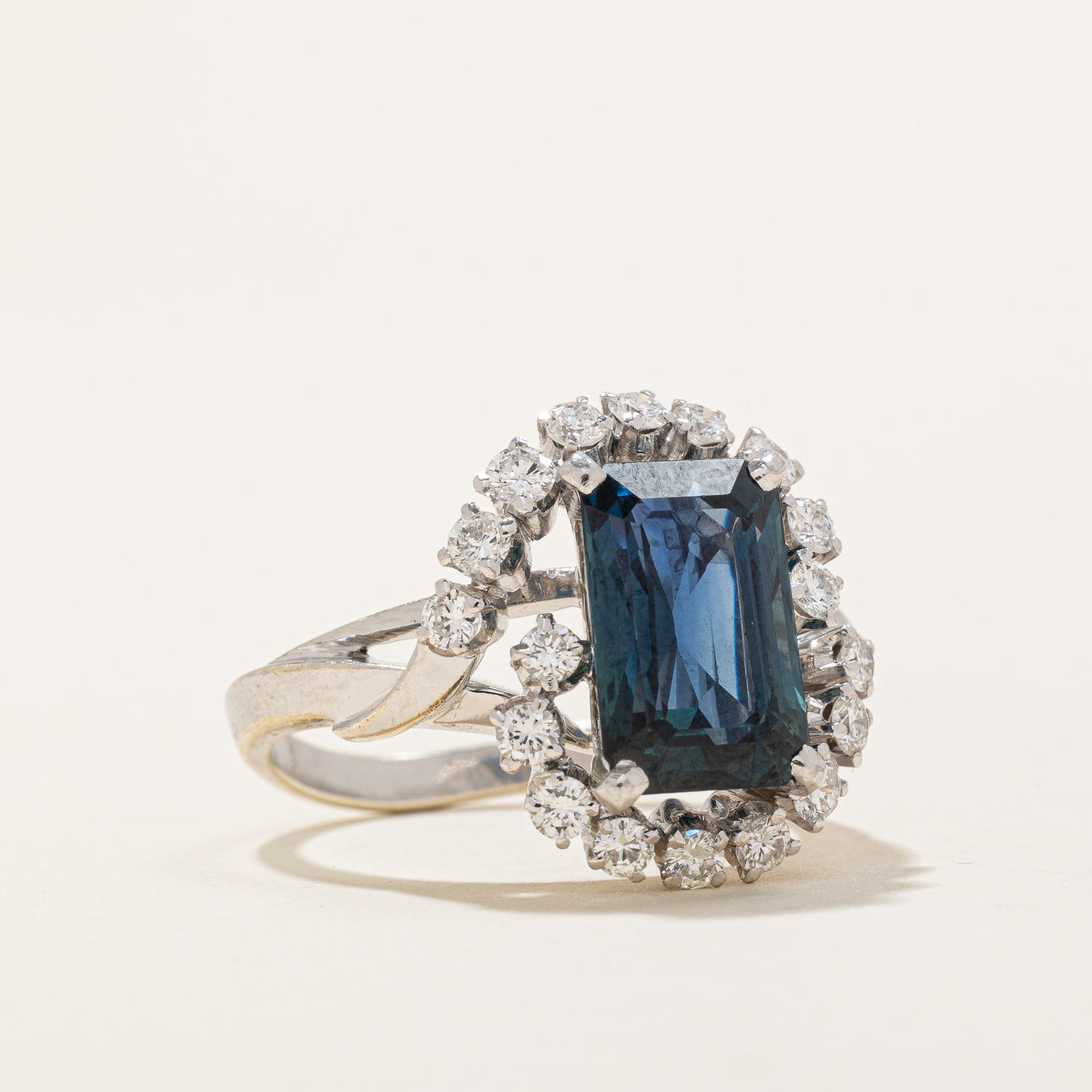 Bague de fiançailles en saphir bicolore non chauffé et diamants | 4,08 ct | 0,54 ct au total | Taille 5,75