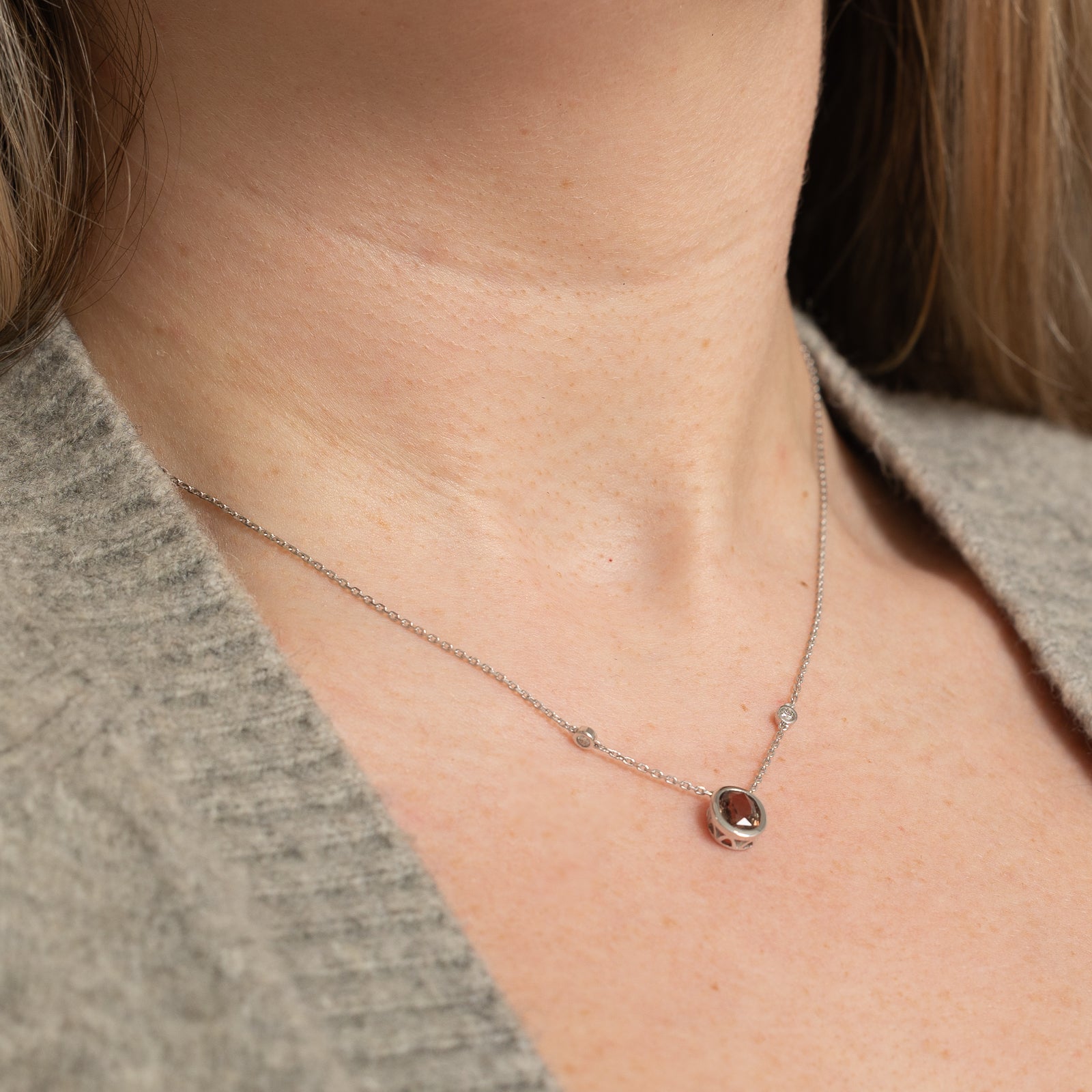 Collier en saphir brun rosé et diamants certifié GIA | 1,42 ct, 0,06 ct au total | 40,6 cm