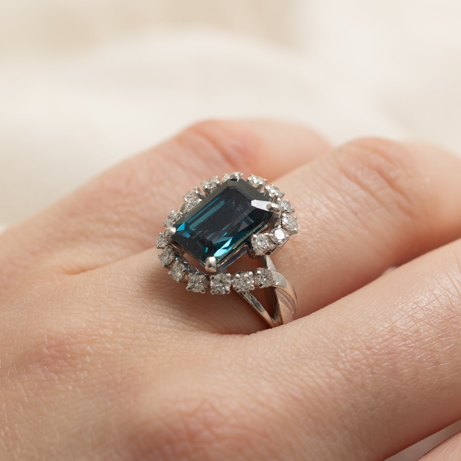 Bague de fiançailles en saphir bicolore non chauffé et diamants | 4,08 ct | 0,54 ct au total | Taille 5,75