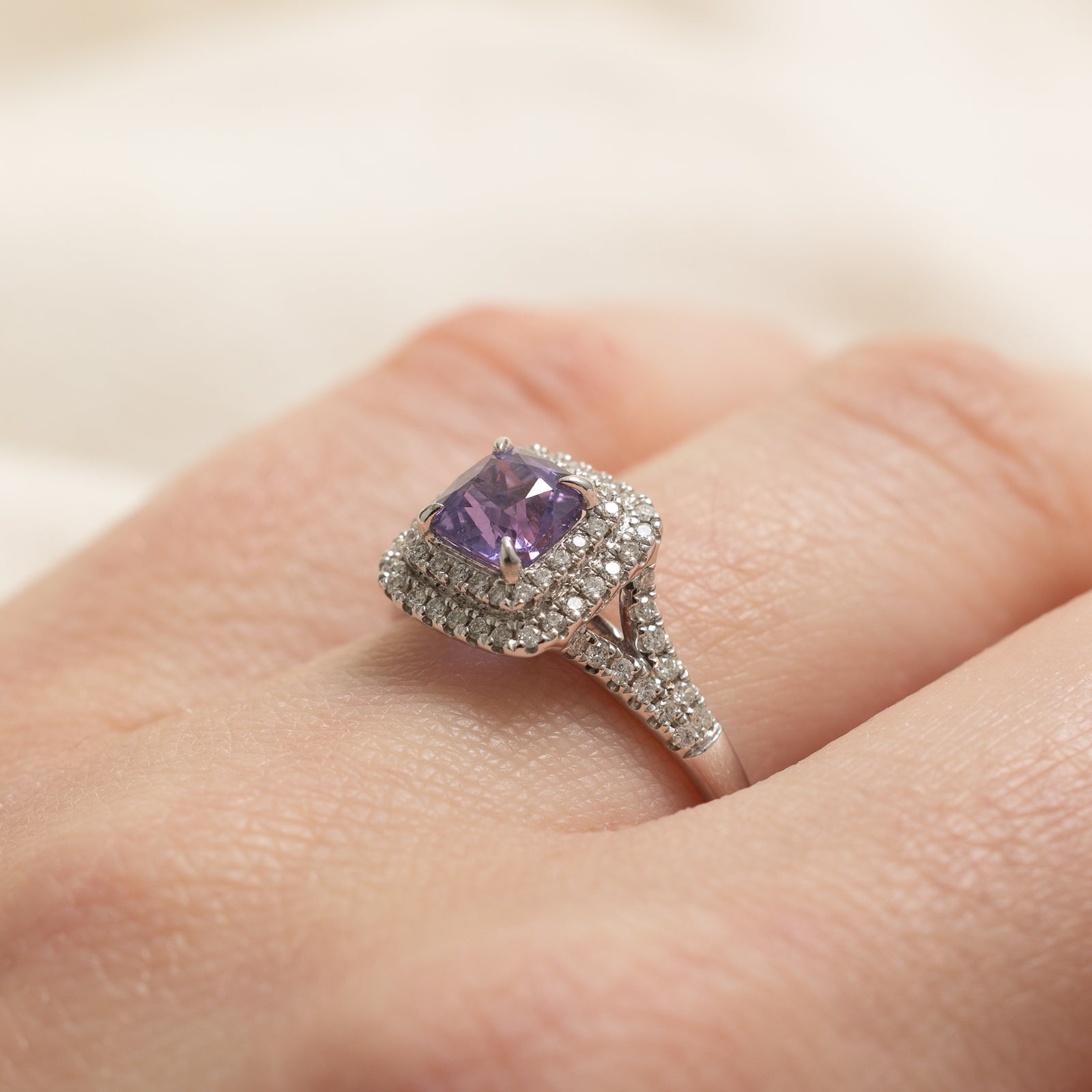 Bague halo en saphir violet non chauffé et diamants | 1,01 ct | 0,34 ct au total | Taille 6,25