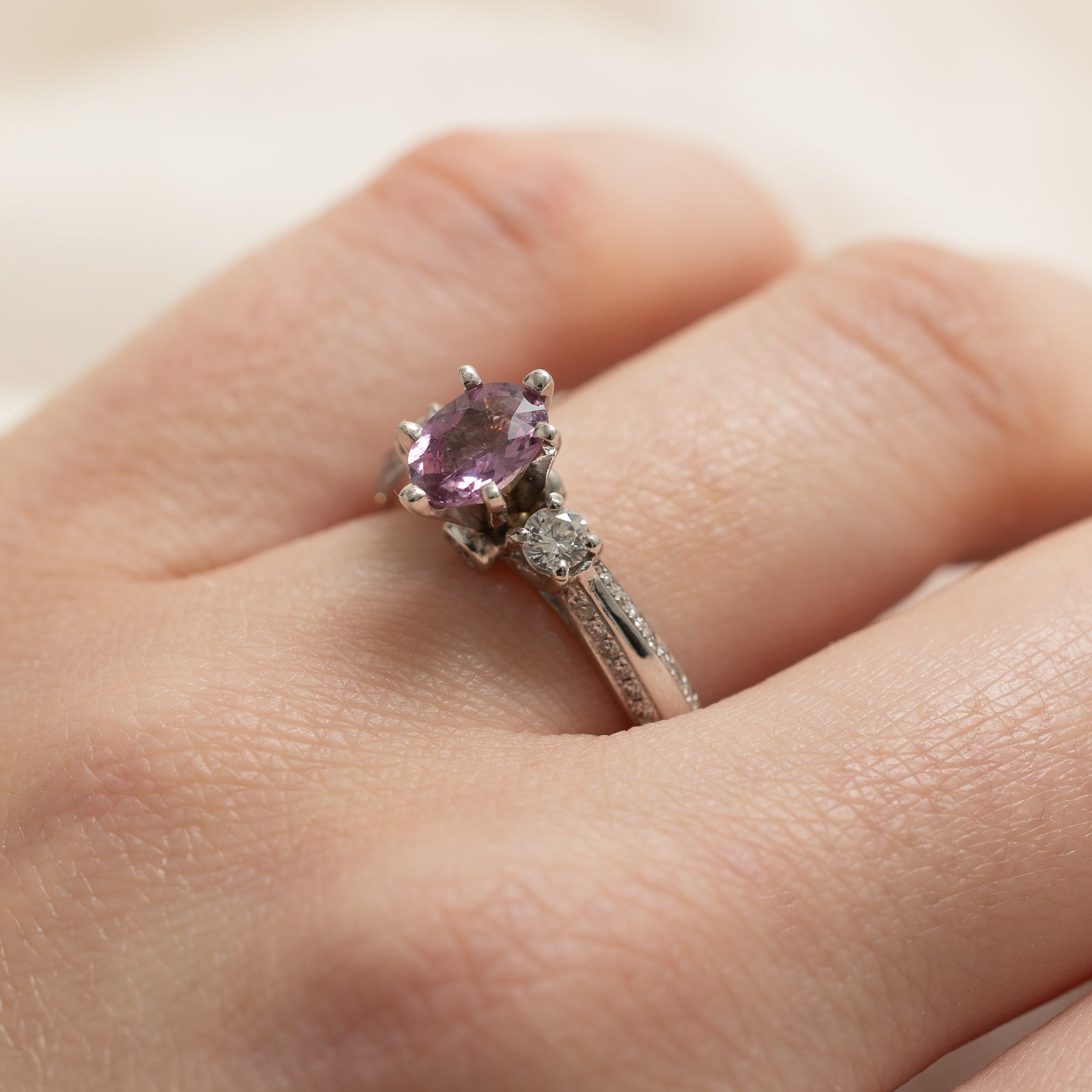 Bague de fiançailles en saphir Padparadscha non chauffé et diamants | 0,93 ct, 0,74 ct au total | Taille 6,75