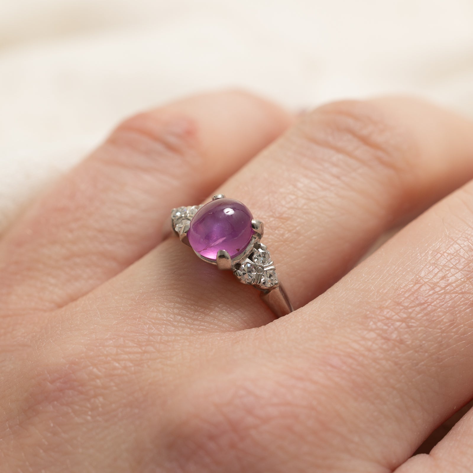 Bague de fiançailles en saphir rose étoilé non chauffé et diamants | 2,21 ct, 0,18 ct au total | Taille 6,25