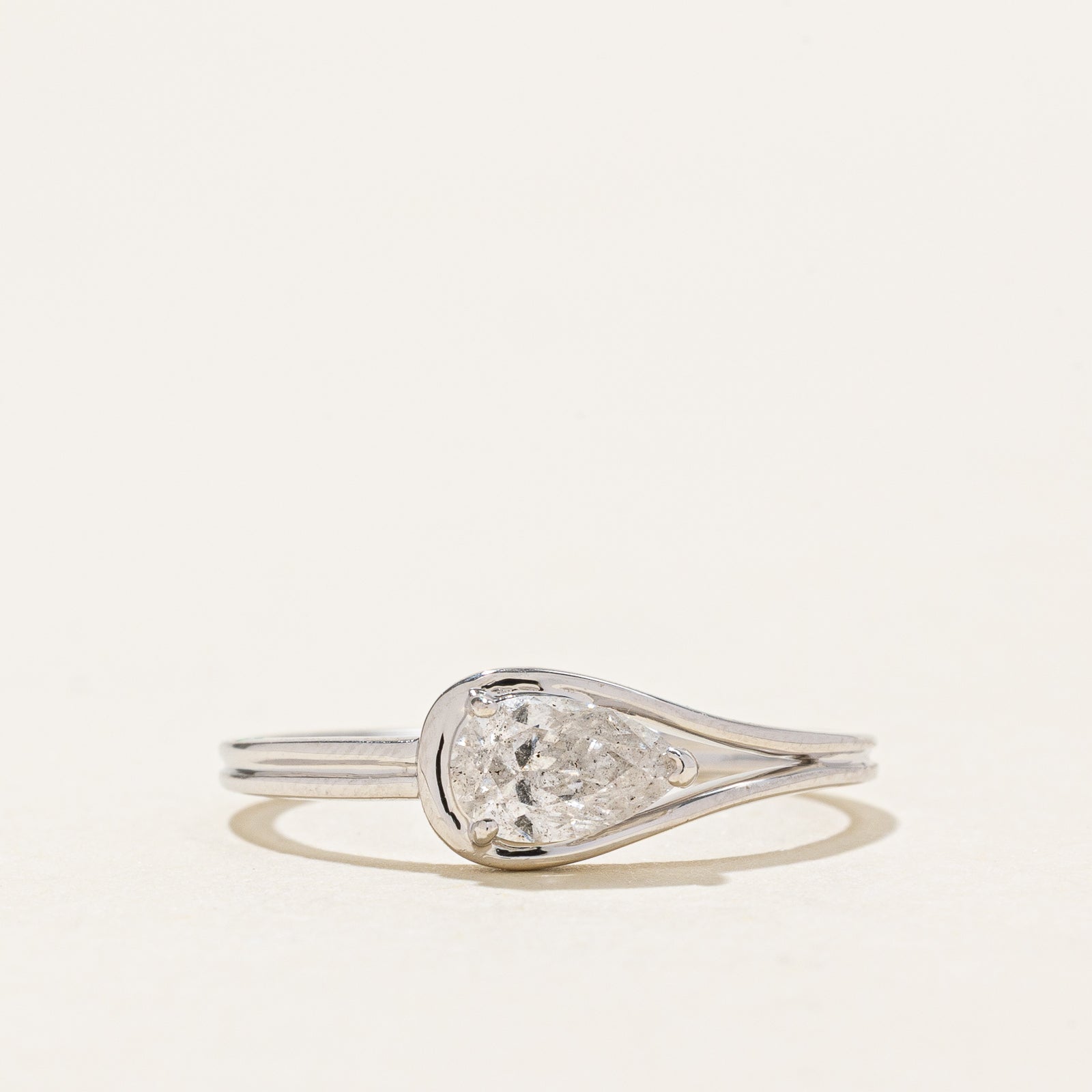 Bague boucle en diamant taille poire IGI Antwerp East West | 0,47 ct | Taille 6,5