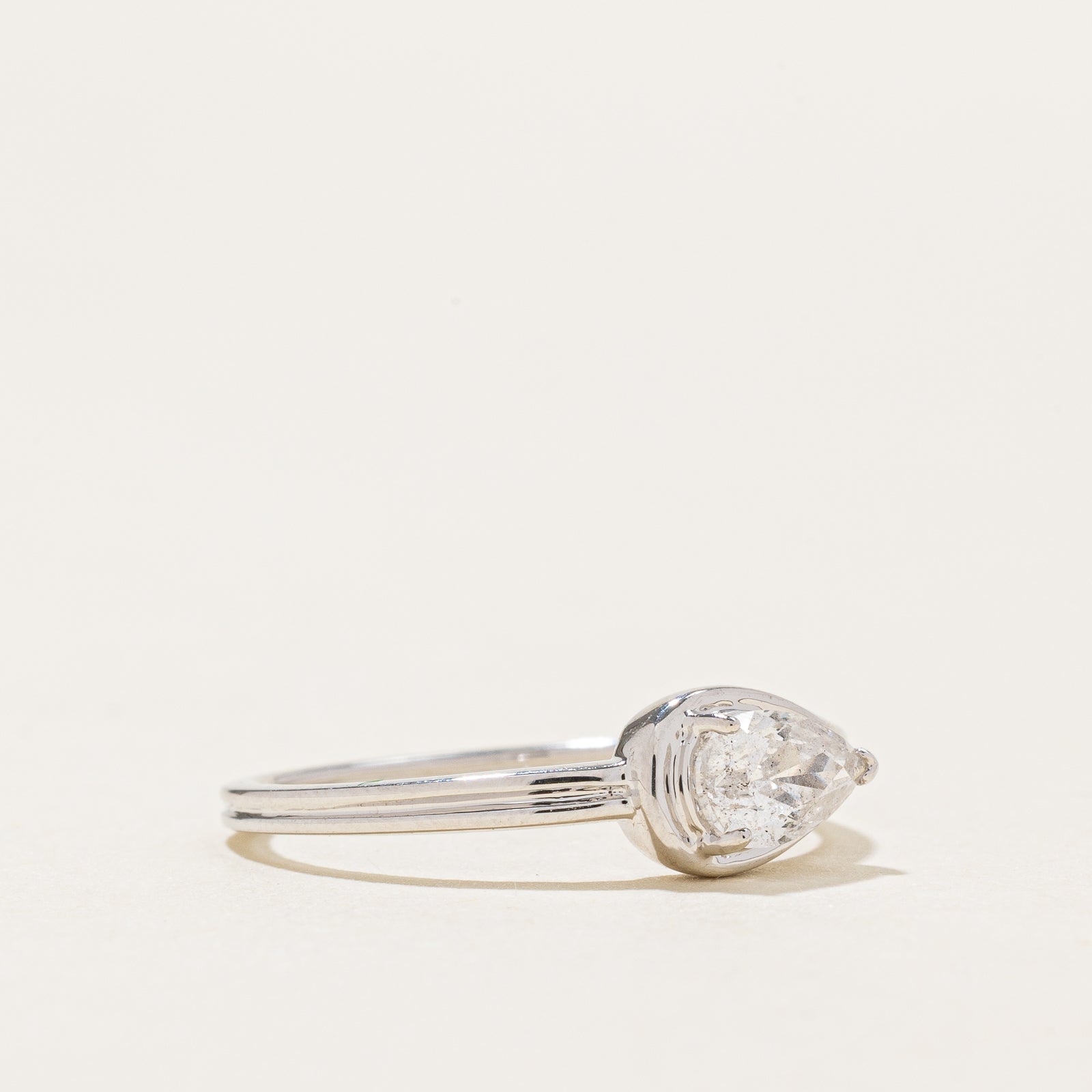 Bague boucle en diamant taille poire IGI Antwerp East West | 0,47 ct | Taille 6,5