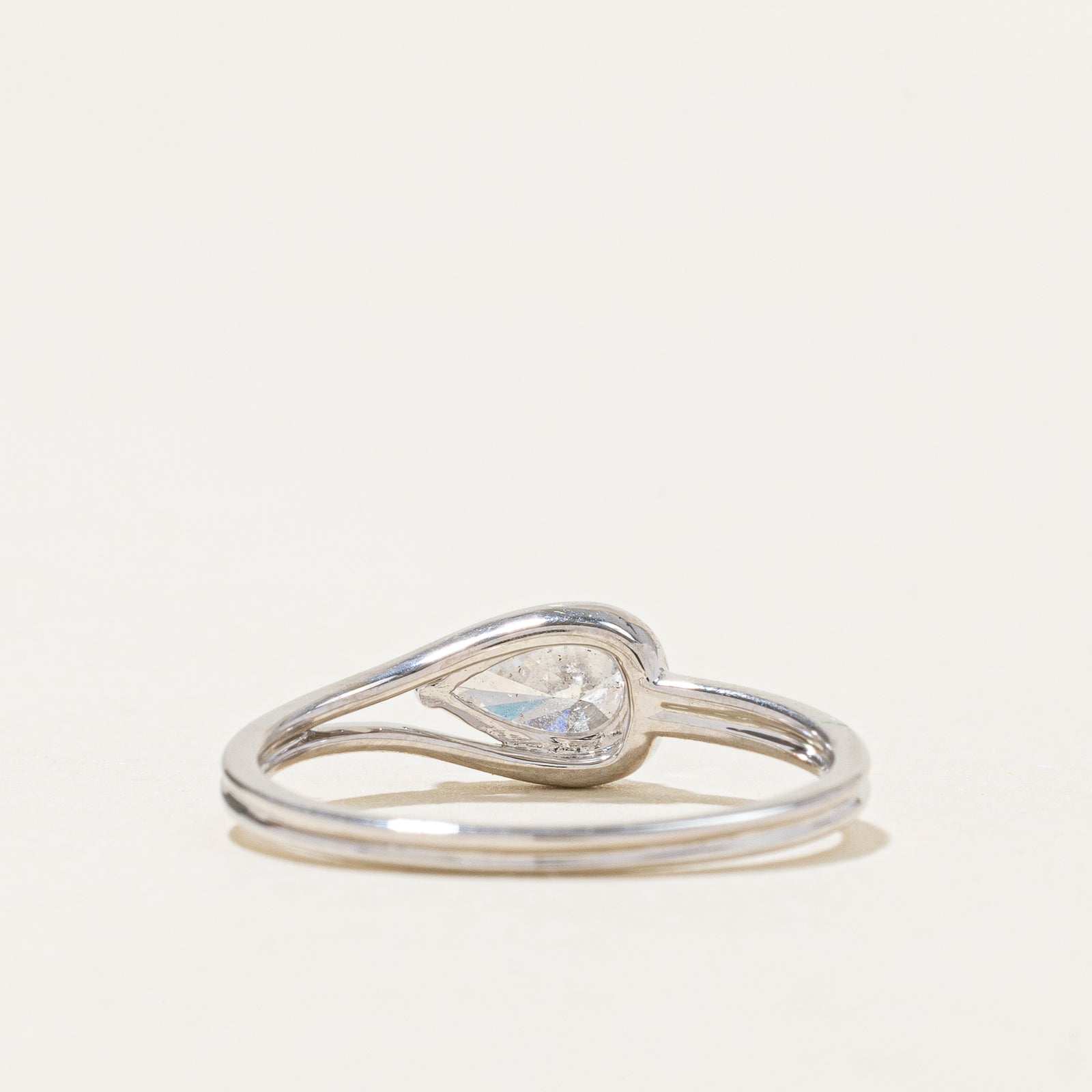 Bague boucle en diamant taille poire IGI Antwerp East West | 0,47 ct | Taille 6,5