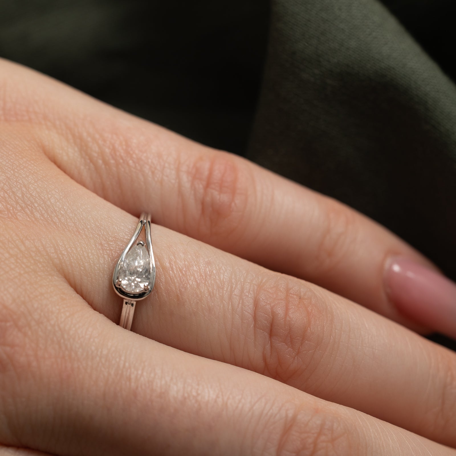 Bague boucle en diamant taille poire IGI Antwerp East West | 0,47 ct | Taille 6,5