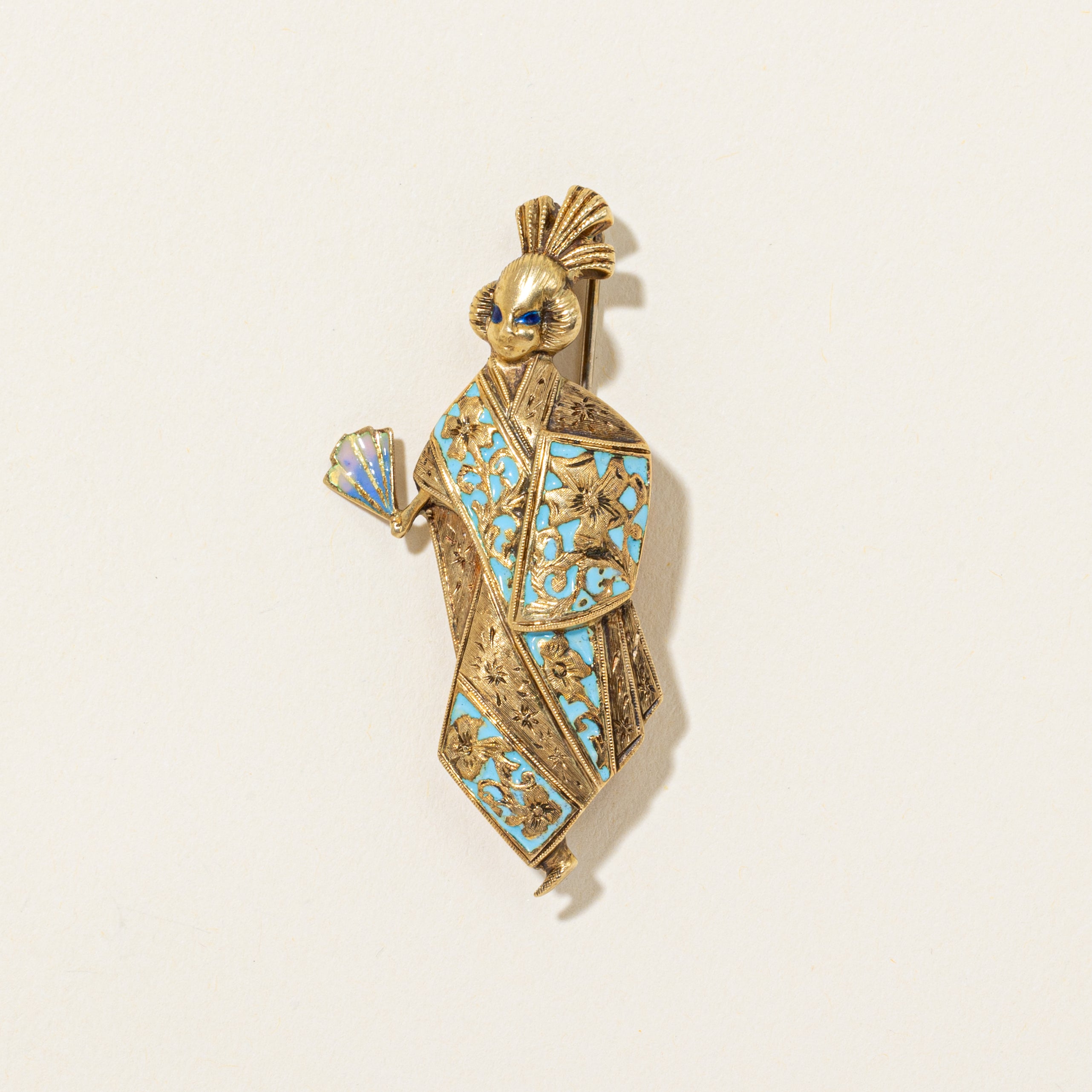 Broche antique en émail « Hemsley » représentant une dame japonaise traditionnelle avec éventail, en or 18 carats.