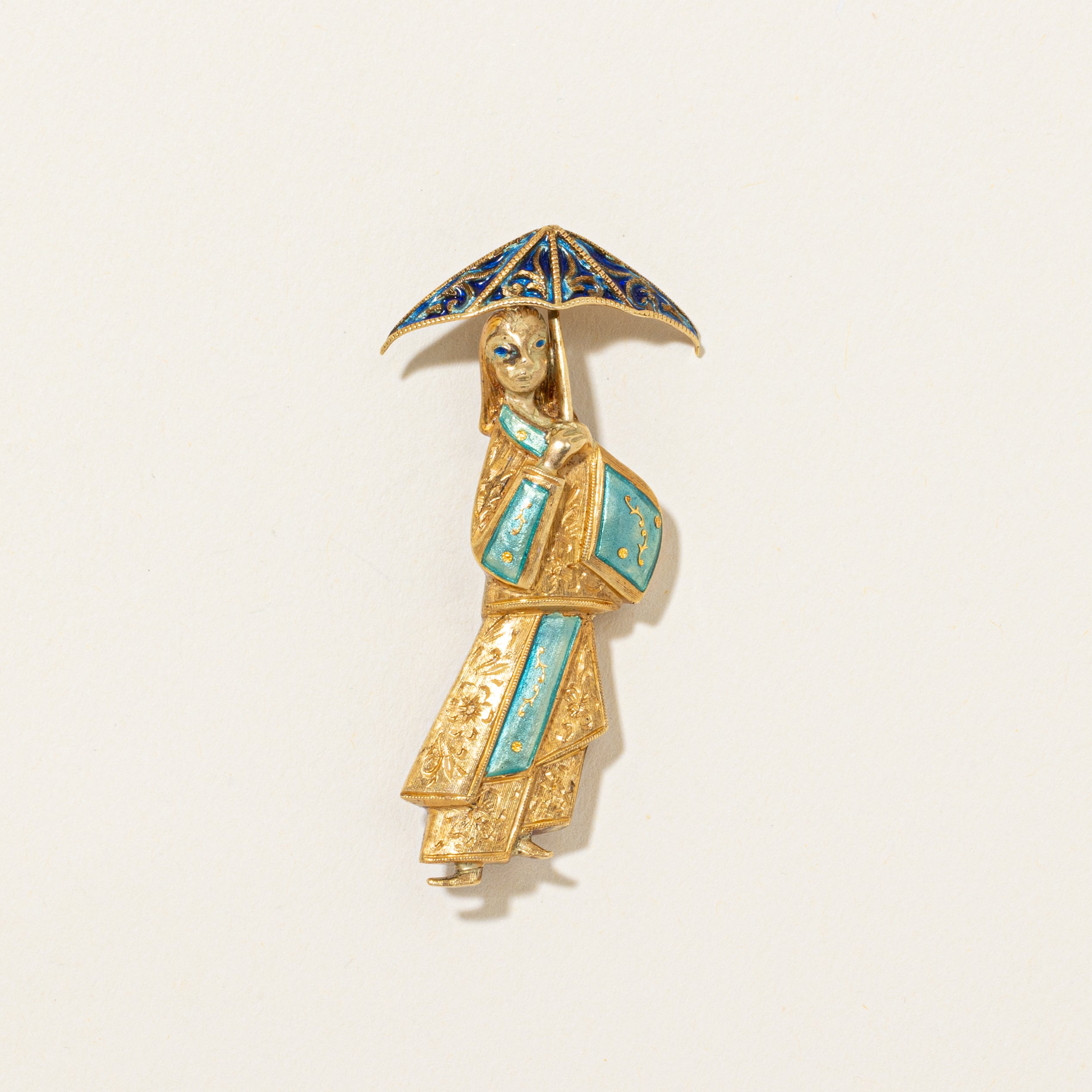 Broche antique en émail « Hemsley » représentant une dame japonaise traditionnelle avec parasol, ornée d'une aiguille en or 18 carats.