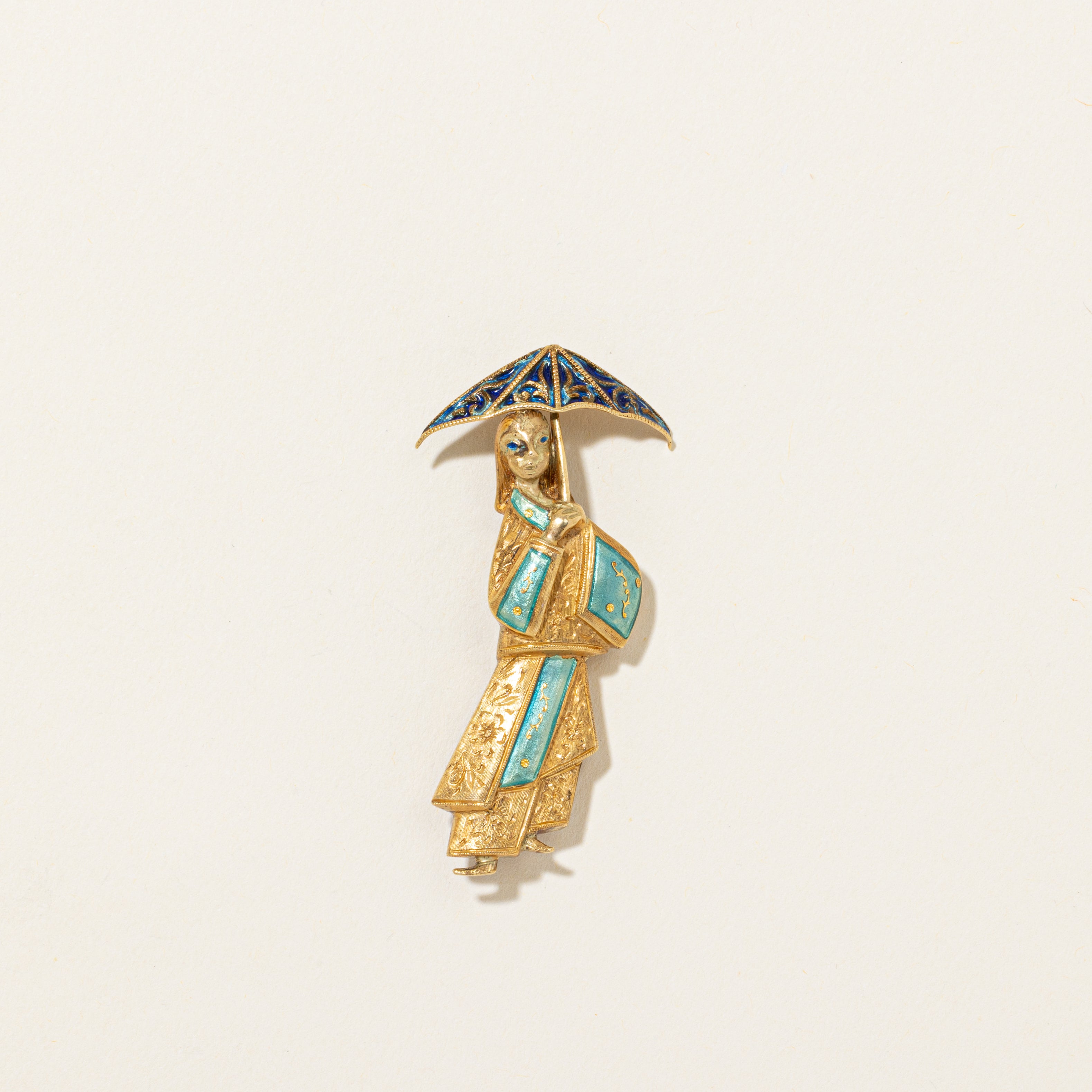 Broche antique en émail « Hemsley » représentant une dame japonaise traditionnelle avec parasol, ornée d'une aiguille en or 18 carats.
