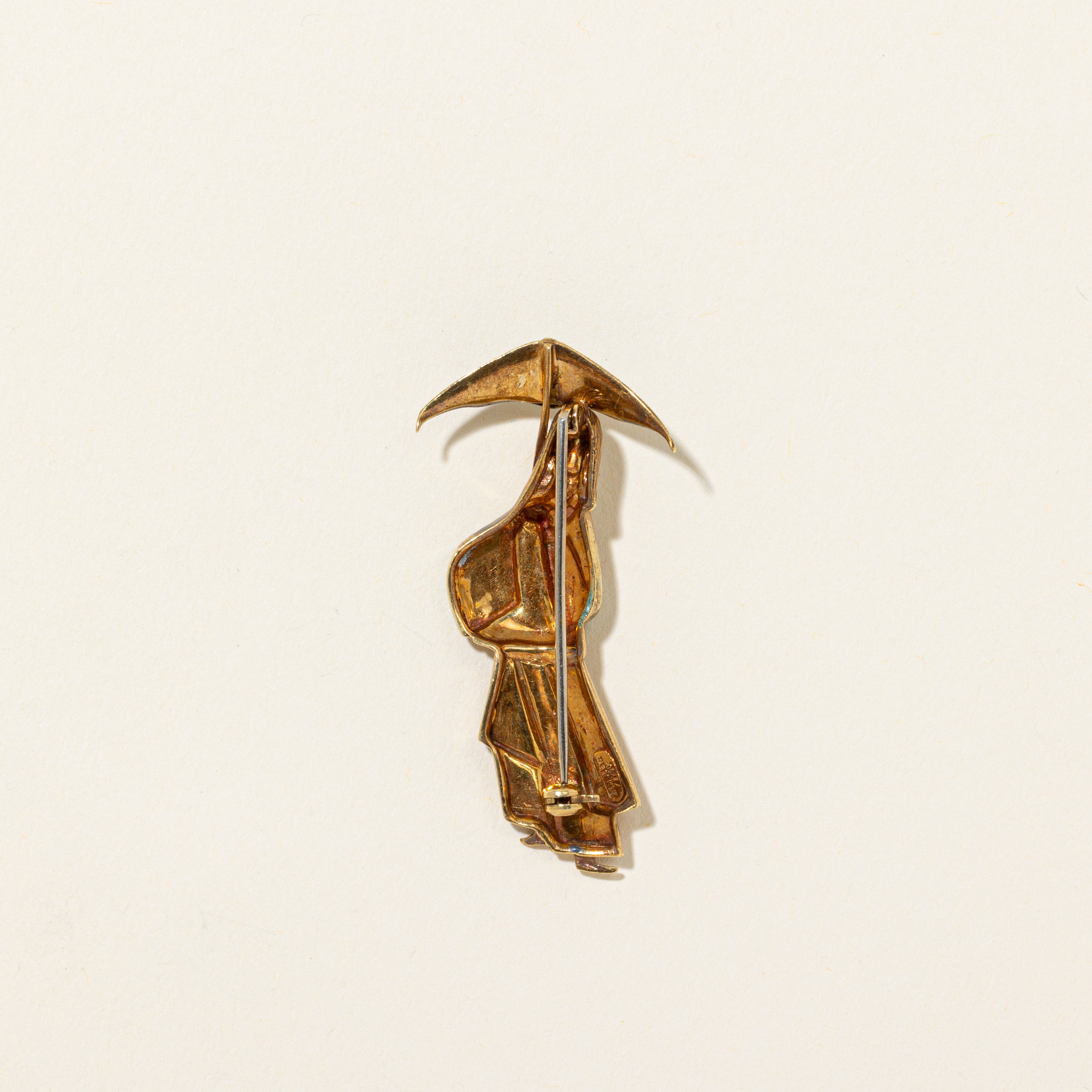 Broche antique en émail « Hemsley » représentant une dame japonaise traditionnelle avec parasol, ornée d'une aiguille en or 18 carats.