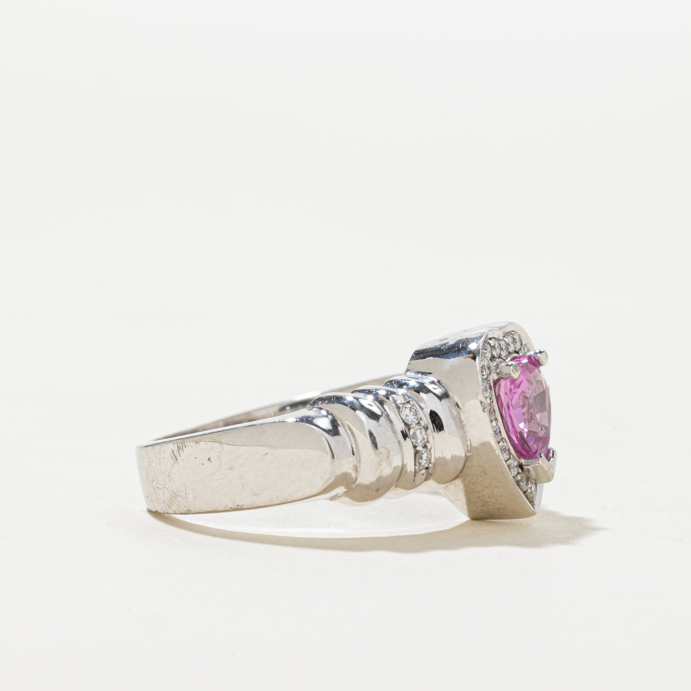 Bague cannelée en or 18 carats avec saphir rose taille cœur et halo de diamants | 0,94 ct, 0,16 ct au total | Taille 7