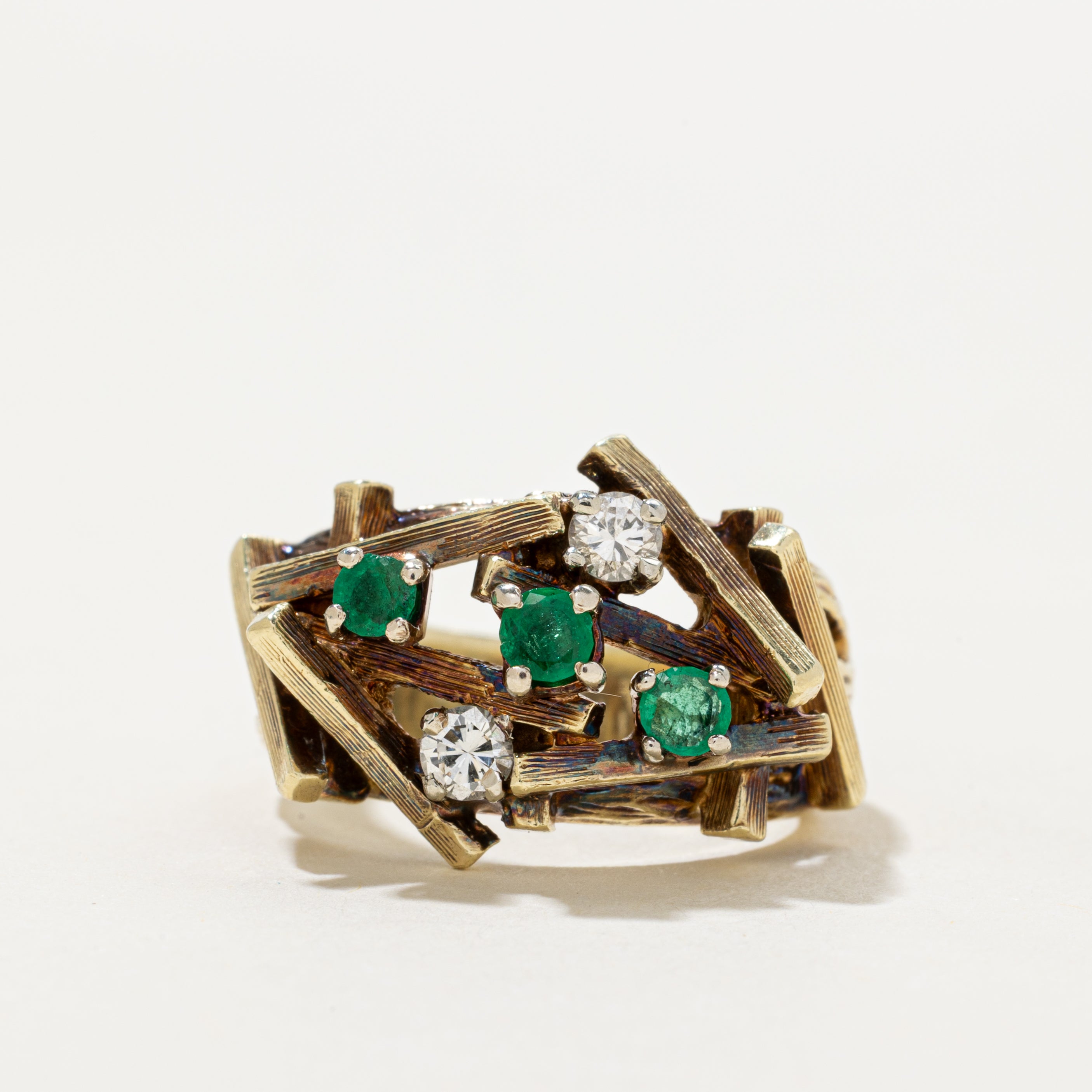 Bague cocktail texturée « feu de camp » en or 14-18 carats, ornée d'émeraudes et de diamants (0,25 ct au total) | Taille 7