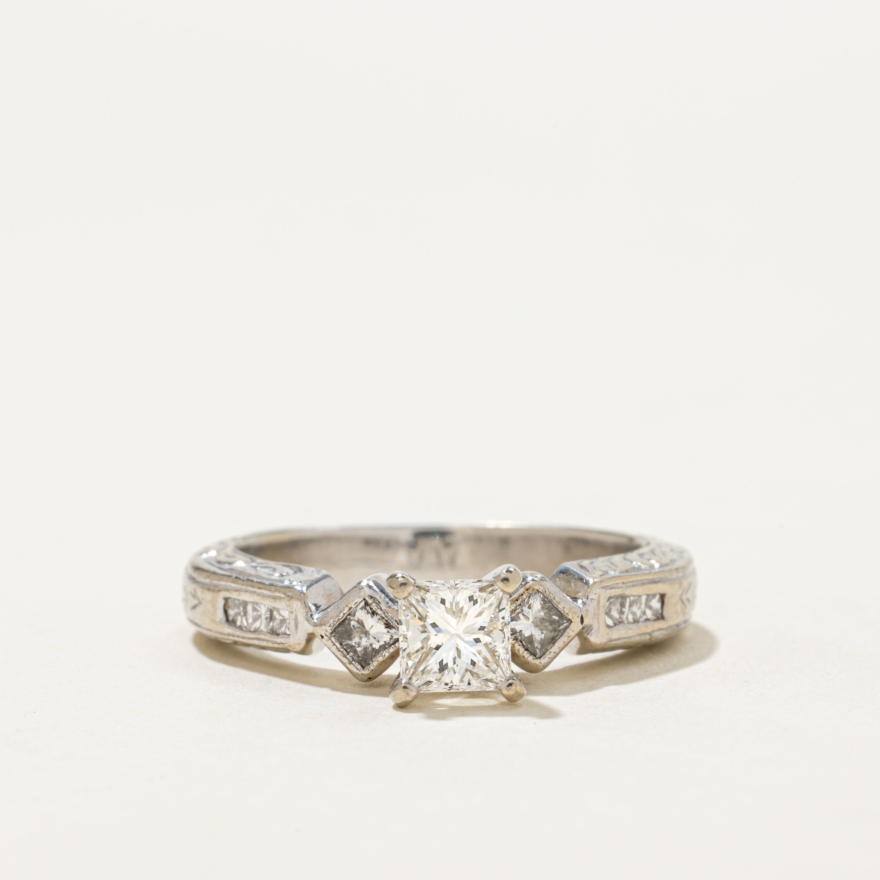 Bague ornée d'un diamant taille princesse à pointe conique inversée | 0,82 ct | Taille 7,75