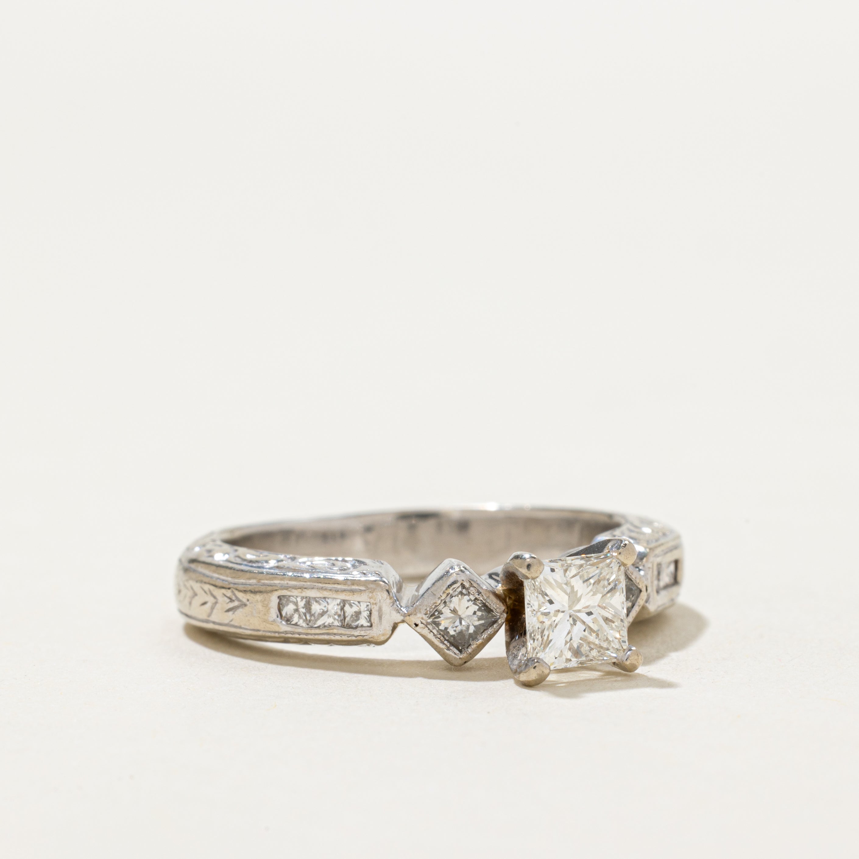 Bague ornée d'un diamant taille princesse à pointe conique inversée | 0,82 ct | Taille 7,75