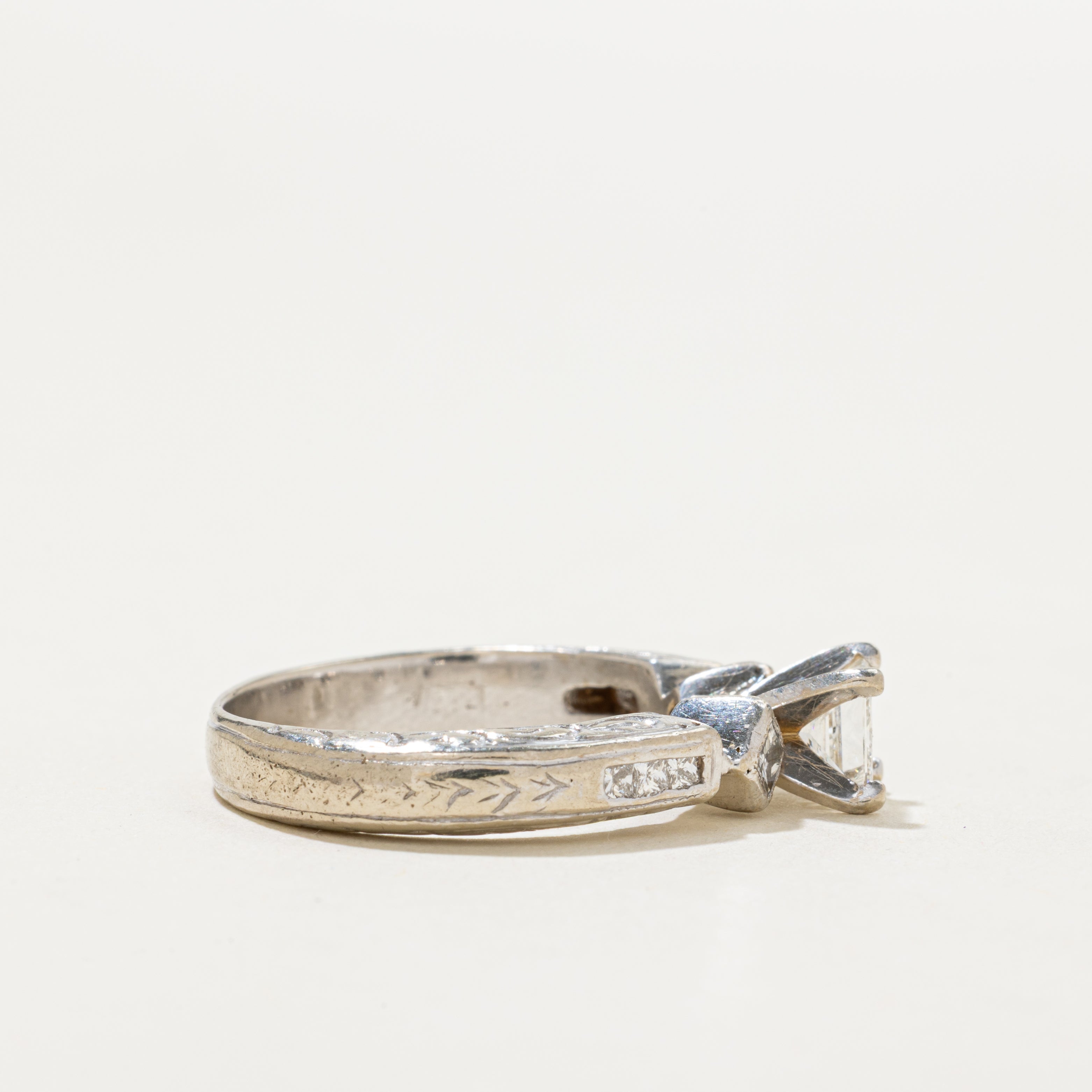 Bague ornée d'un diamant taille princesse à pointe conique inversée | 0,82 ct | Taille 7,75