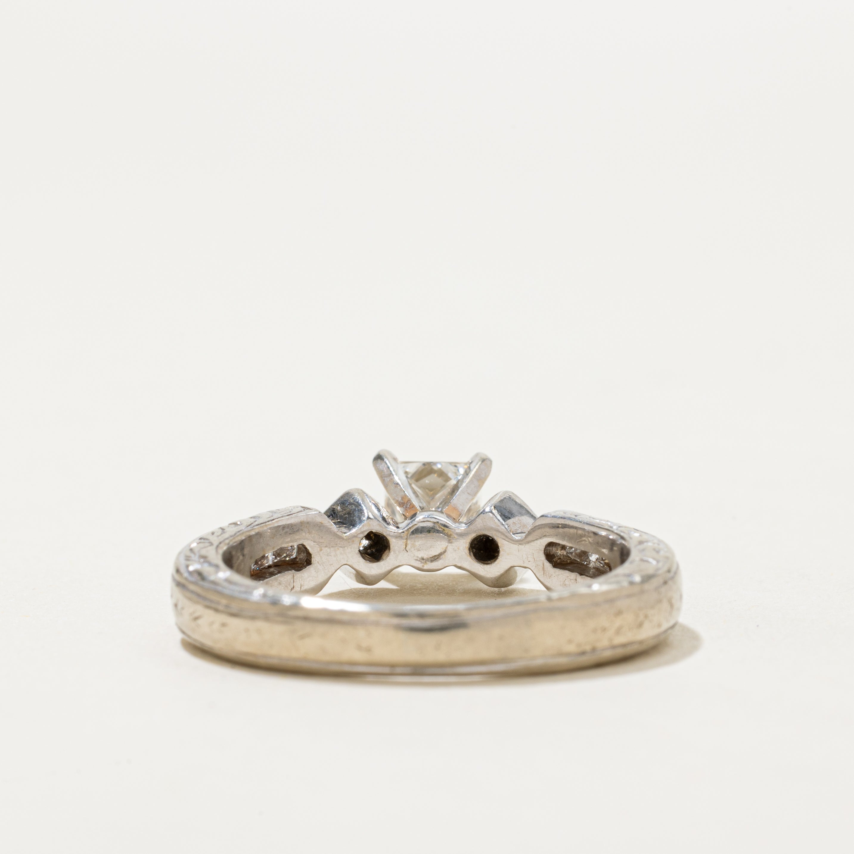 Bague ornée d'un diamant taille princesse à pointe conique inversée | 0,82 ct | Taille 7,75
