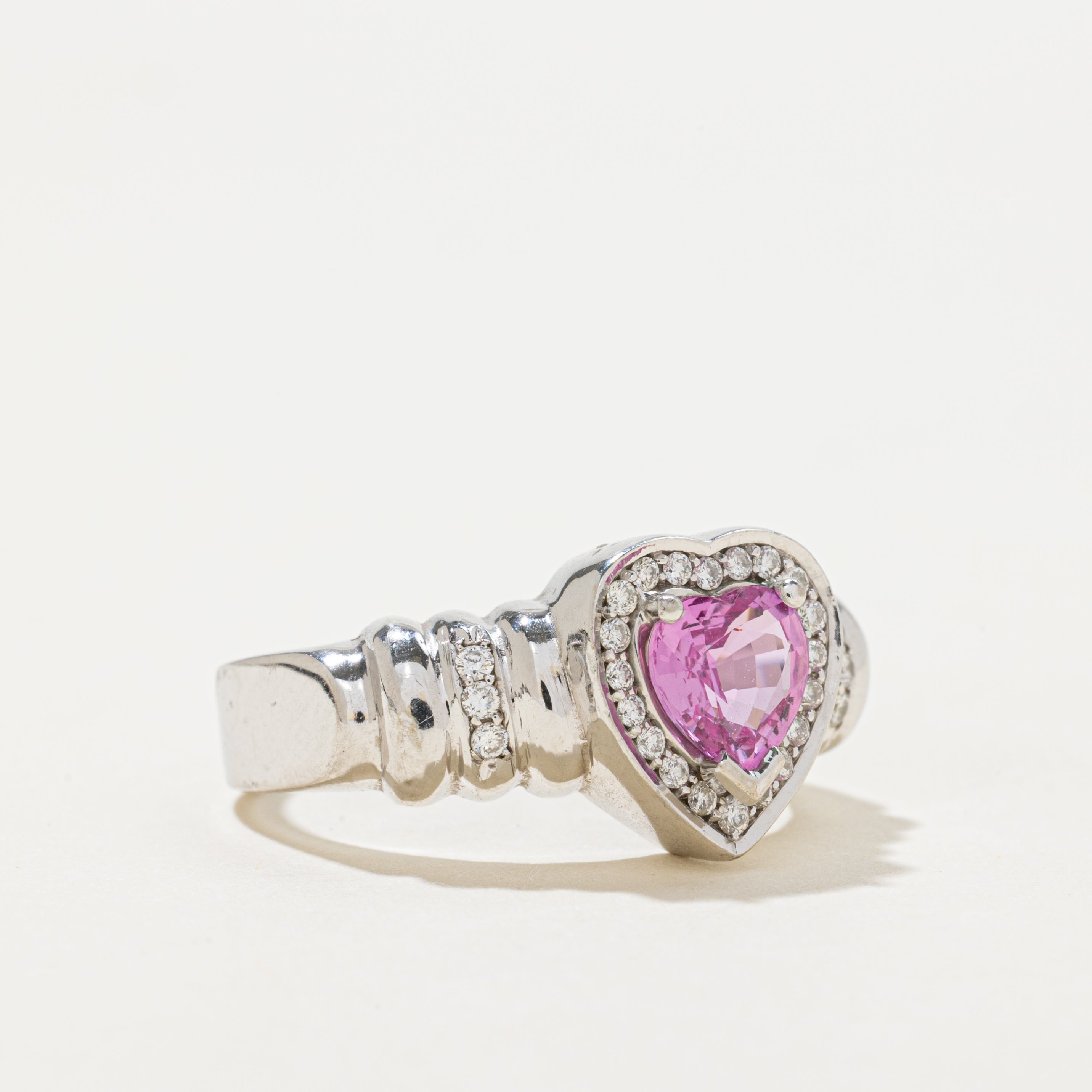 Bague cannelée en or 18 carats avec saphir rose taille cœur et halo de diamants | 0,94 ct, 0,16 ct au total | Taille 7