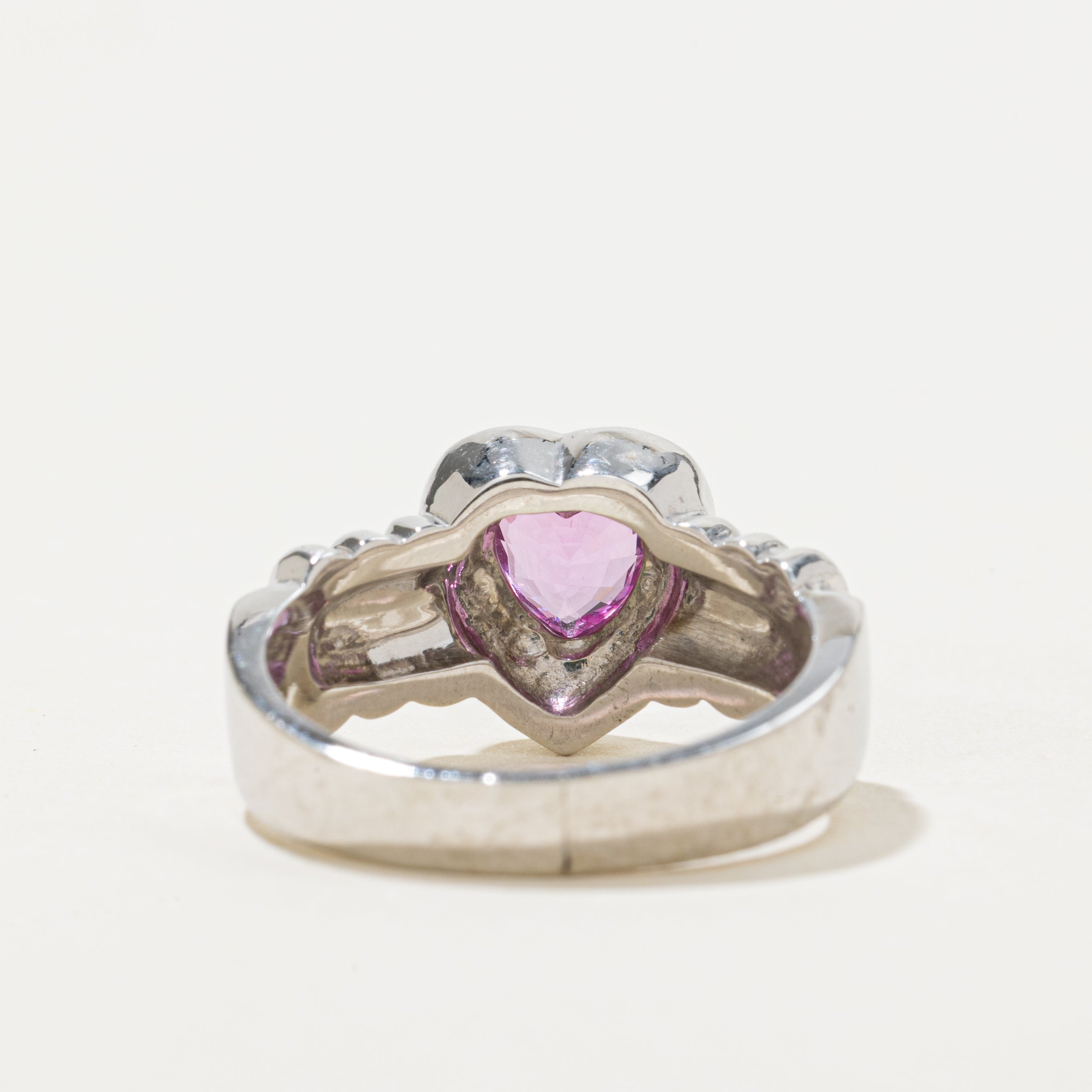 Bague cannelée en or 18 carats avec saphir rose taille cœur et halo de diamants | 0,94 ct, 0,16 ct au total | Taille 7