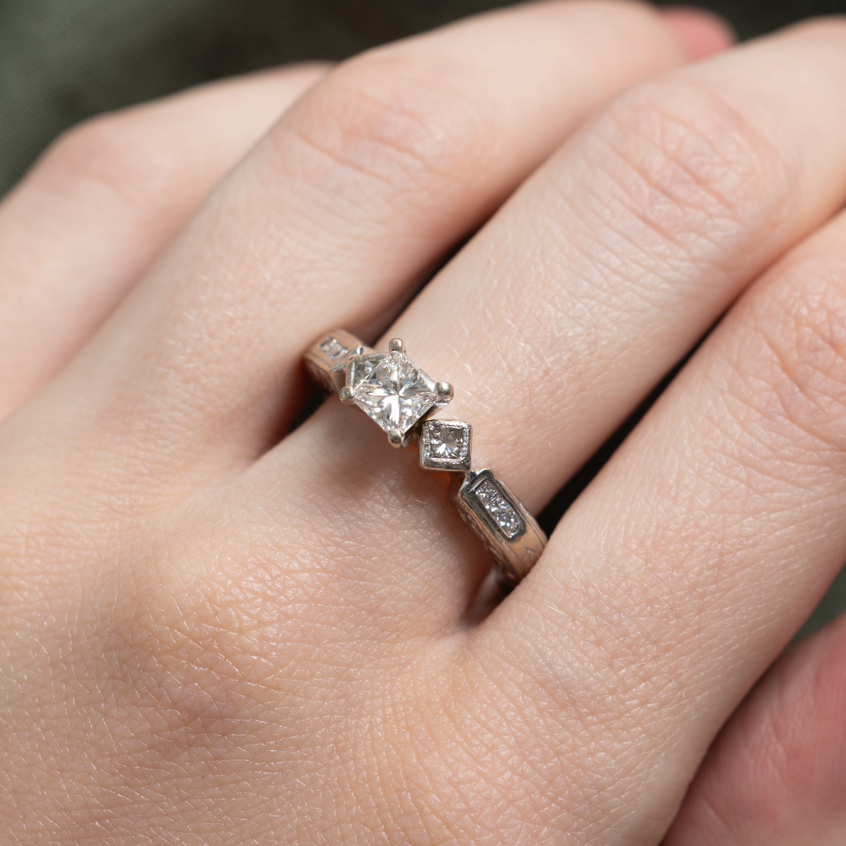 Bague ornée d'un diamant taille princesse à pointe conique inversée | 0,82 ct | Taille 7,75