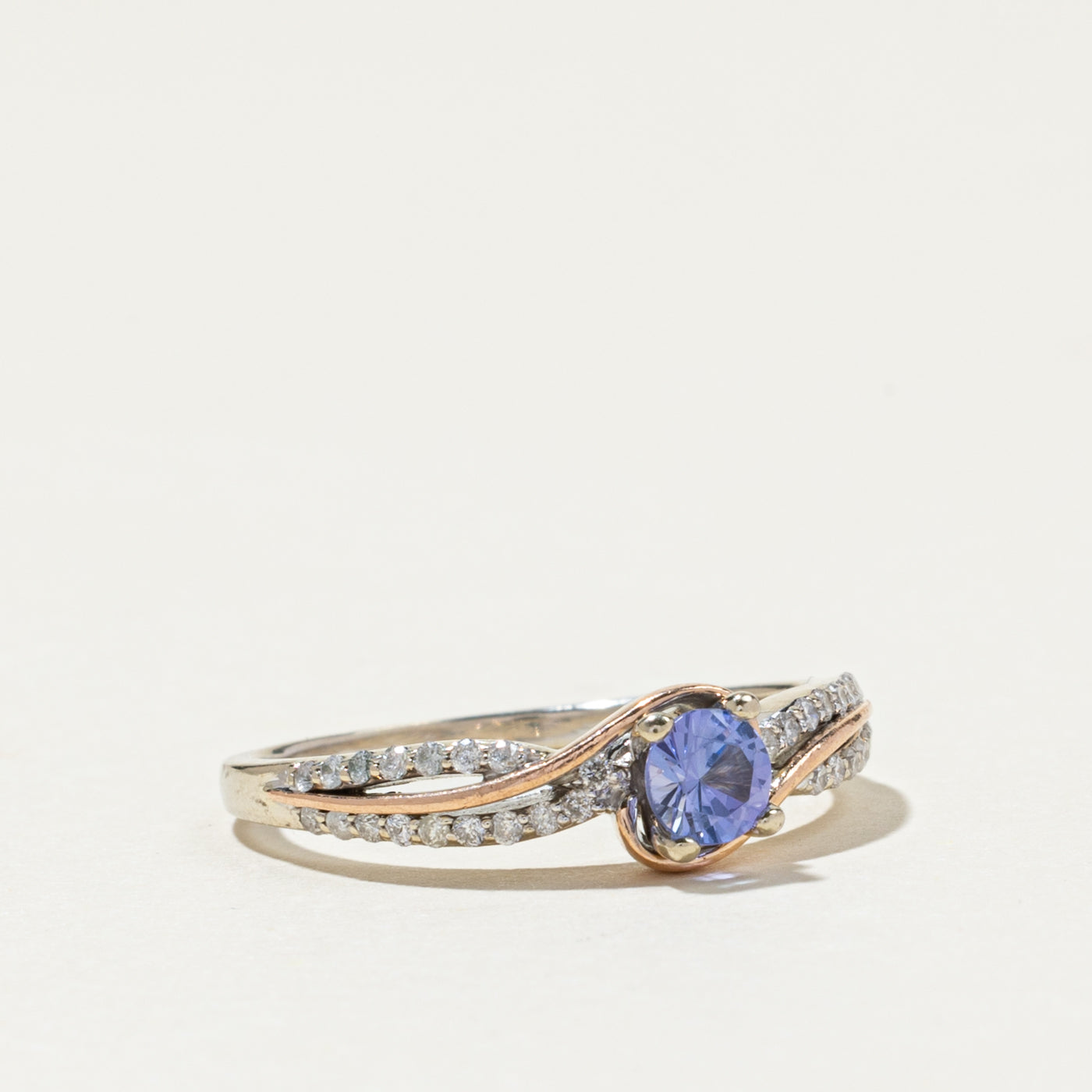 Bague contournée en or 14 carats avec tanzanite et diamants | 0,38 ct, 0,27 ct au total | Taille 8