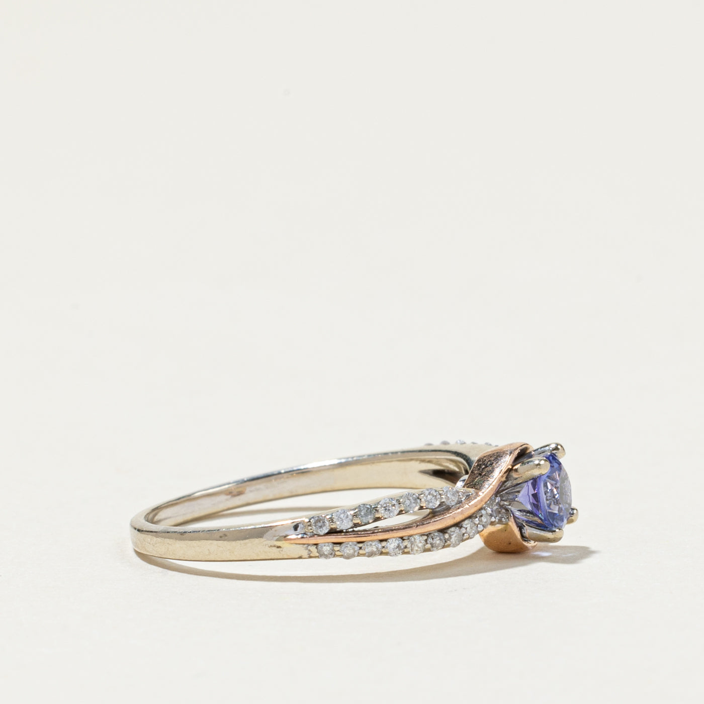 Bague contournée en or 14 carats avec tanzanite et diamants | 0,38 ct, 0,27 ct au total | Taille 8