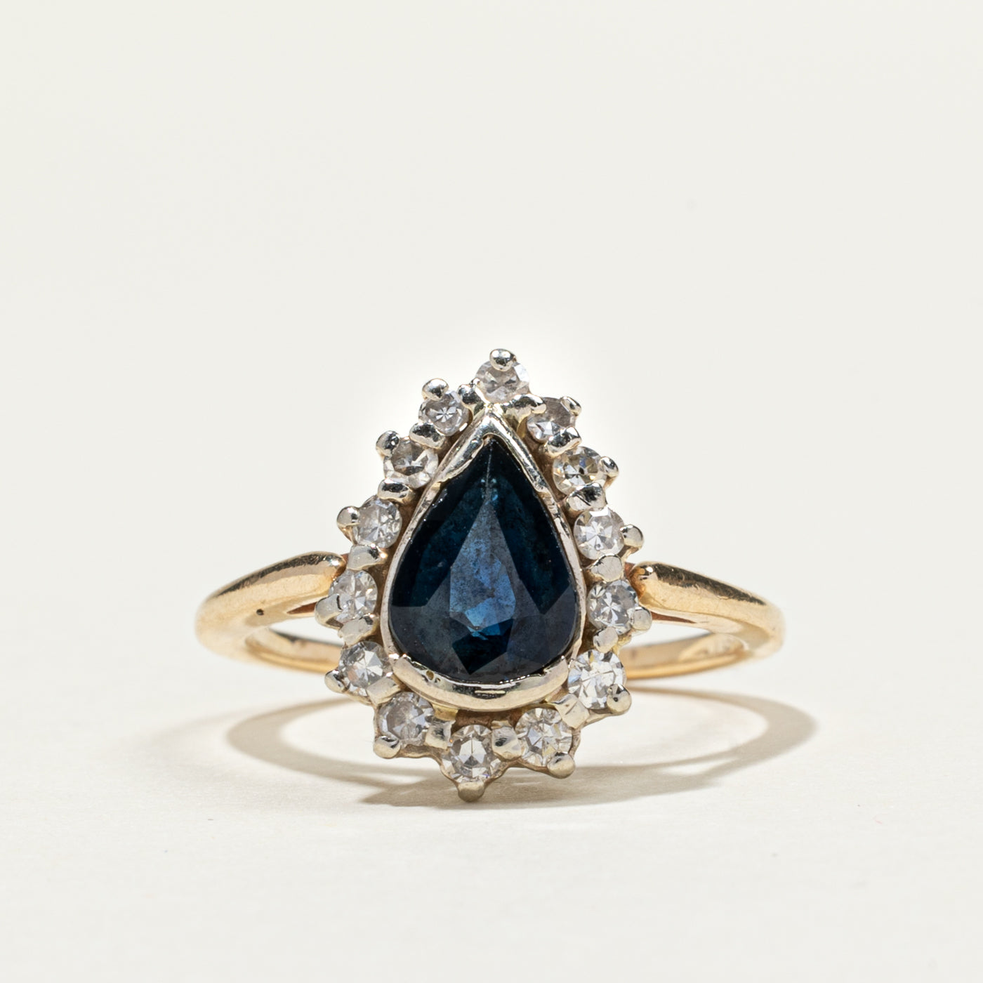 Bague pétale en saphir taille poire et diamants | 1,42 ct, 0,35 ct au total | Taille 5,75
