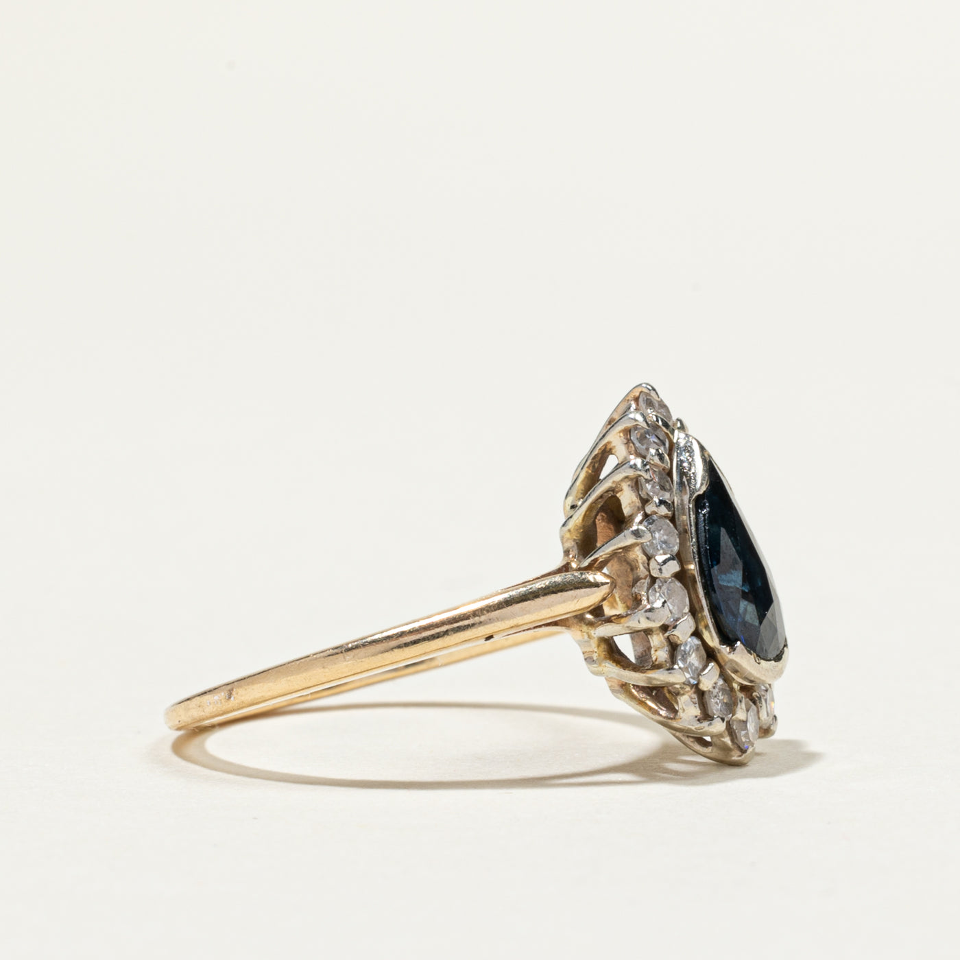 Bague pétale en saphir taille poire et diamants | 1,42 ct, 0,35 ct au total | Taille 5,75