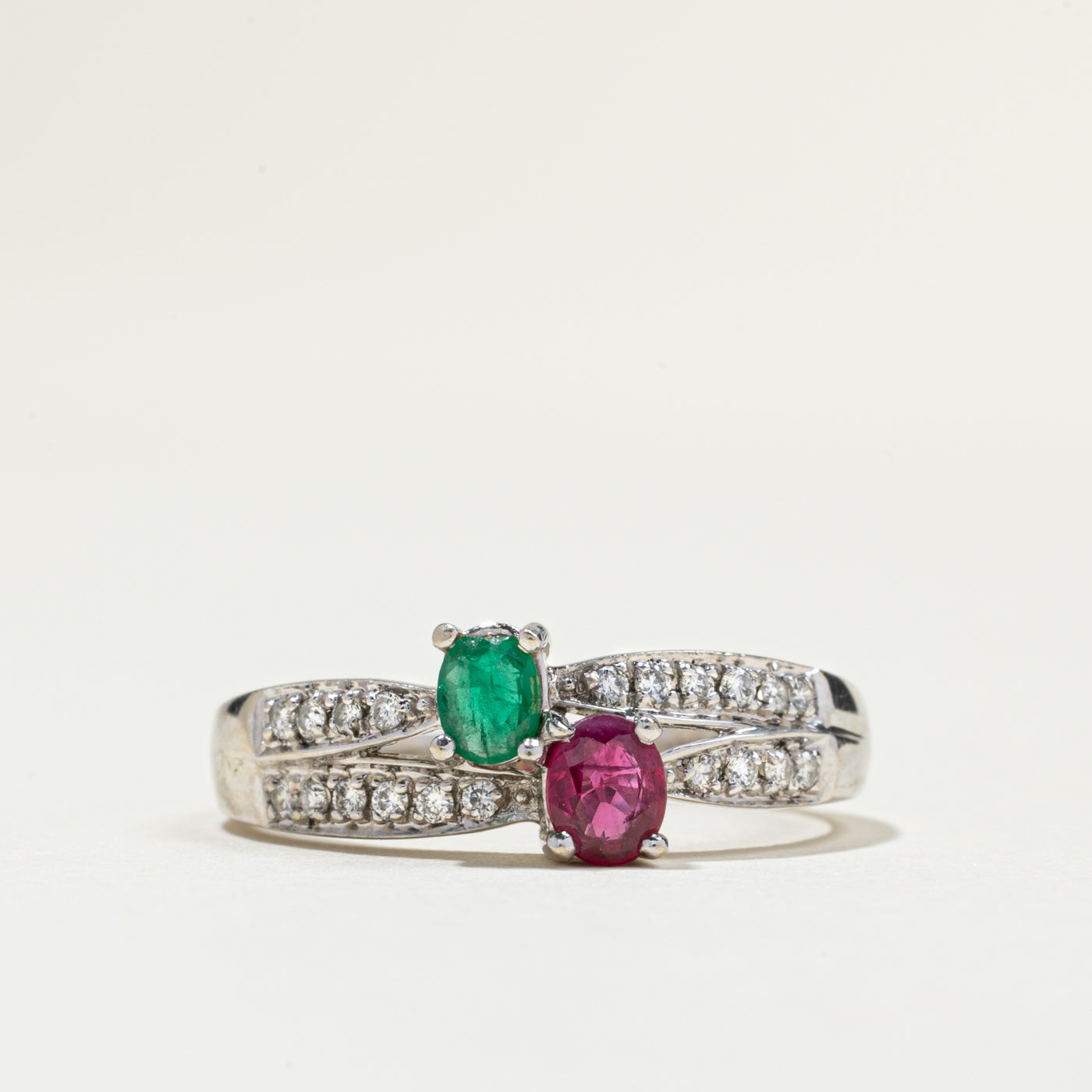 Bague Toi et Moi Émeraude, Rubis et Diamants | 0,24 ct, 0,10 ct, 0,18 ct au total | Taille 7,5