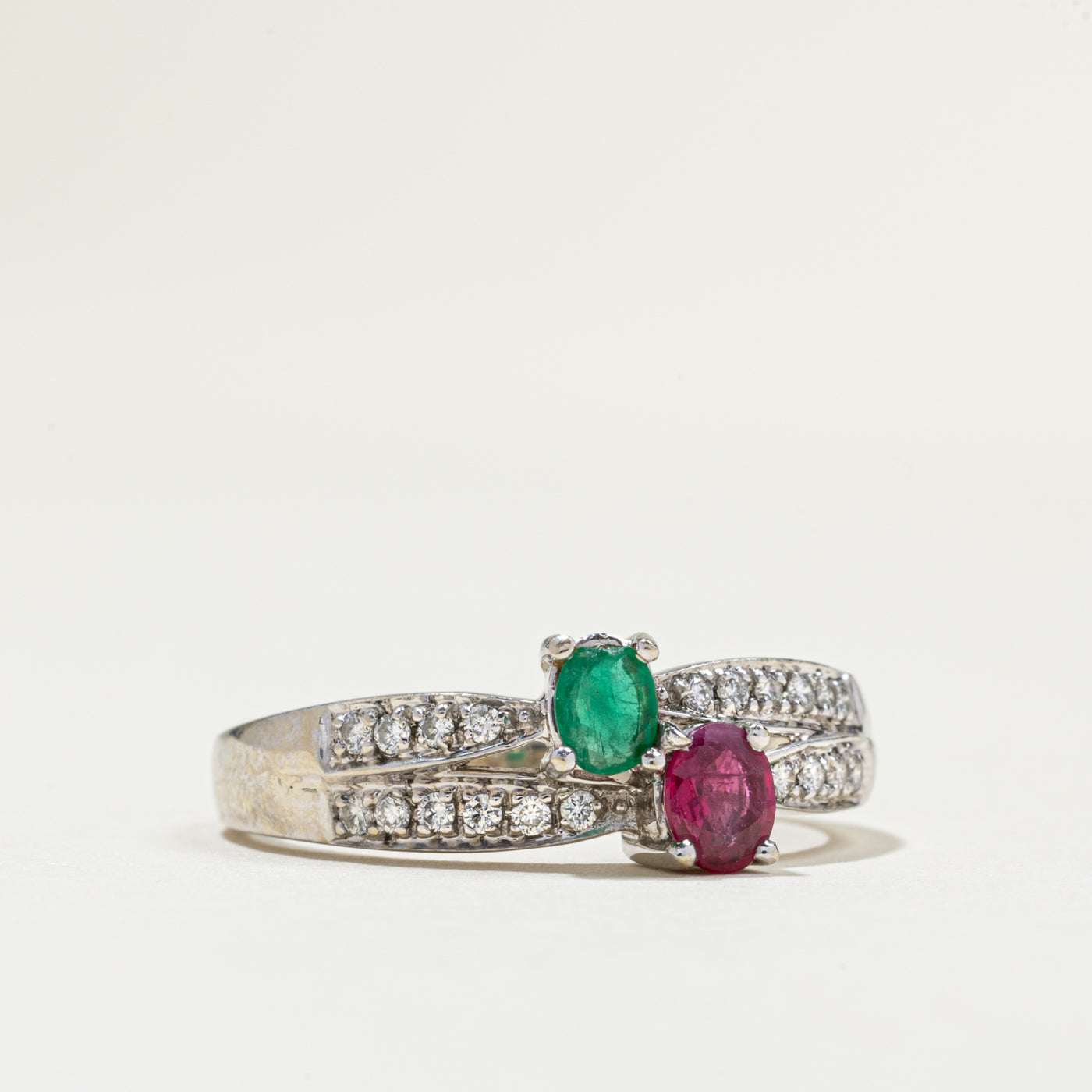 Bague Toi et Moi Émeraude, Rubis et Diamants | 0,24 ct, 0,10 ct, 0,18 ct au total | Taille 7,5
