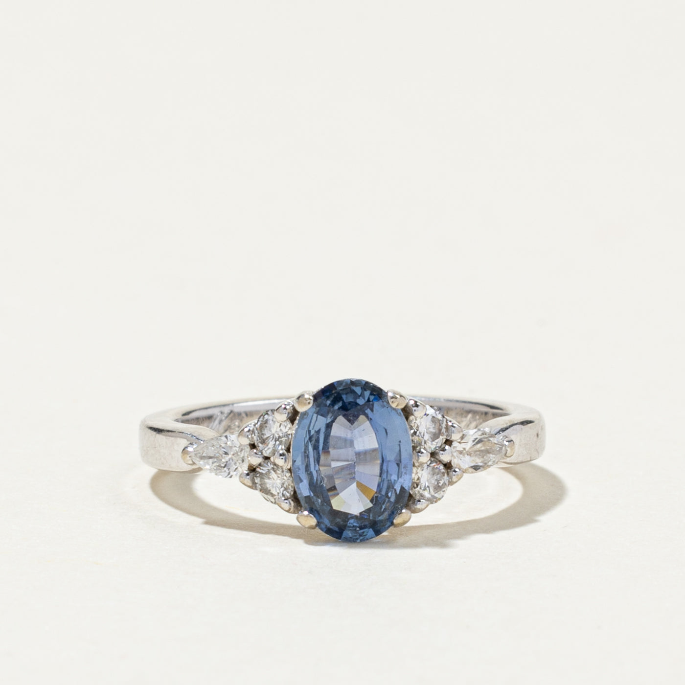 Bague saphir ovale et diamants | 0,81 ct, 0,27 ct au total | Taille 4,75