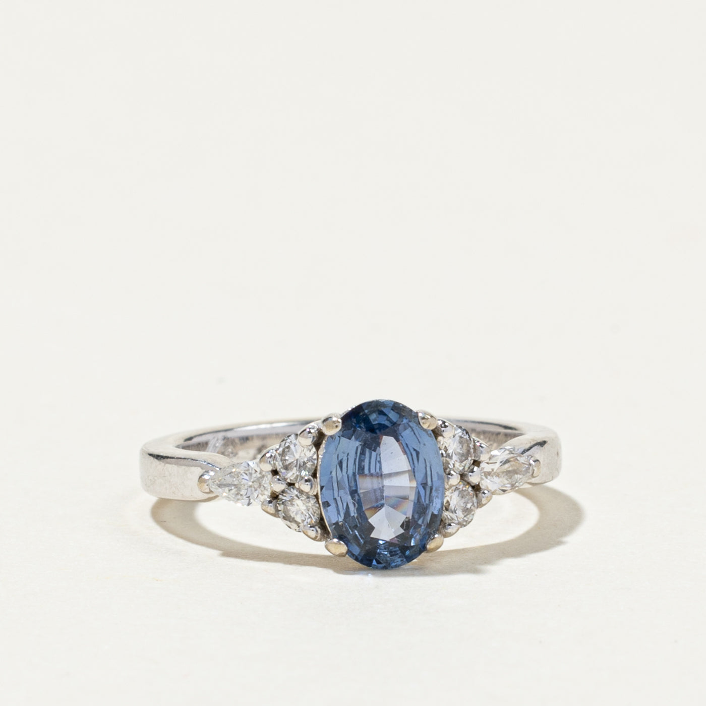 Bague saphir ovale et diamants | 0,81 ct, 0,27 ct au total | Taille 4,75