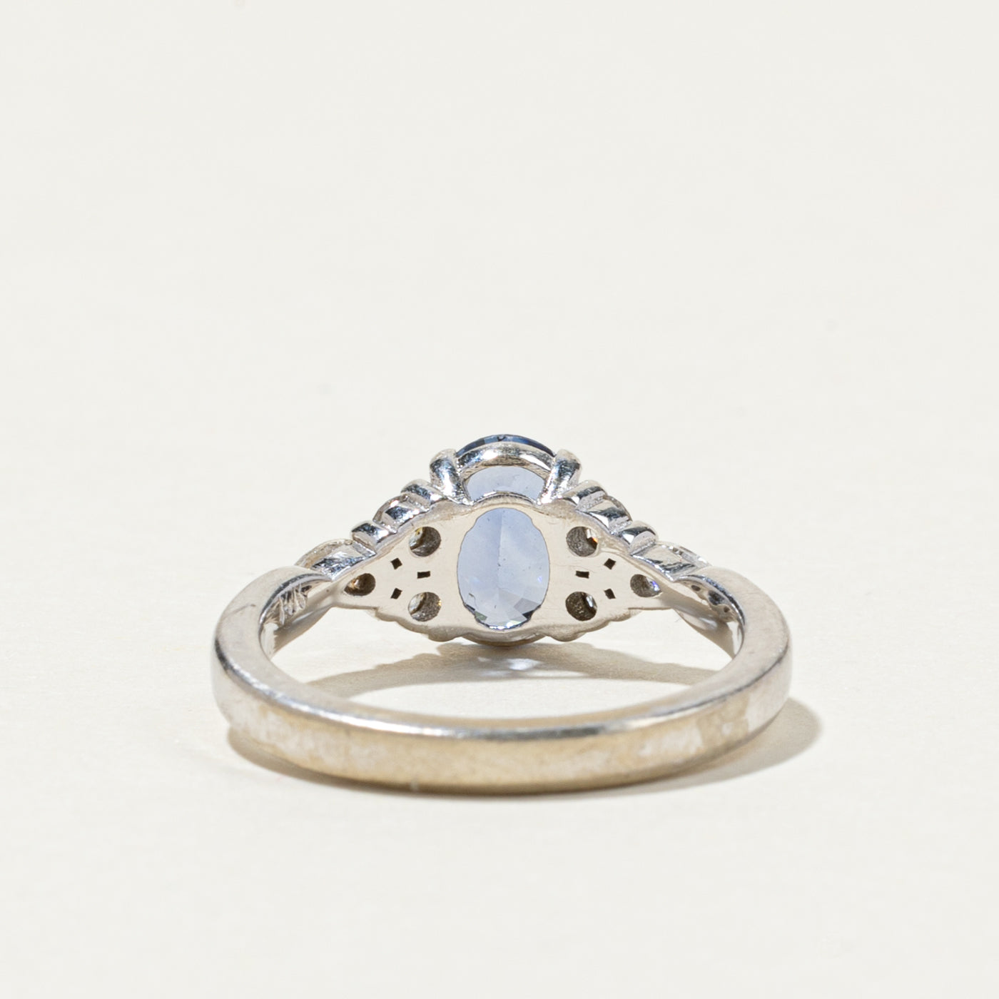 Bague saphir ovale et diamants | 0,81 ct, 0,27 ct au total | Taille 4,75